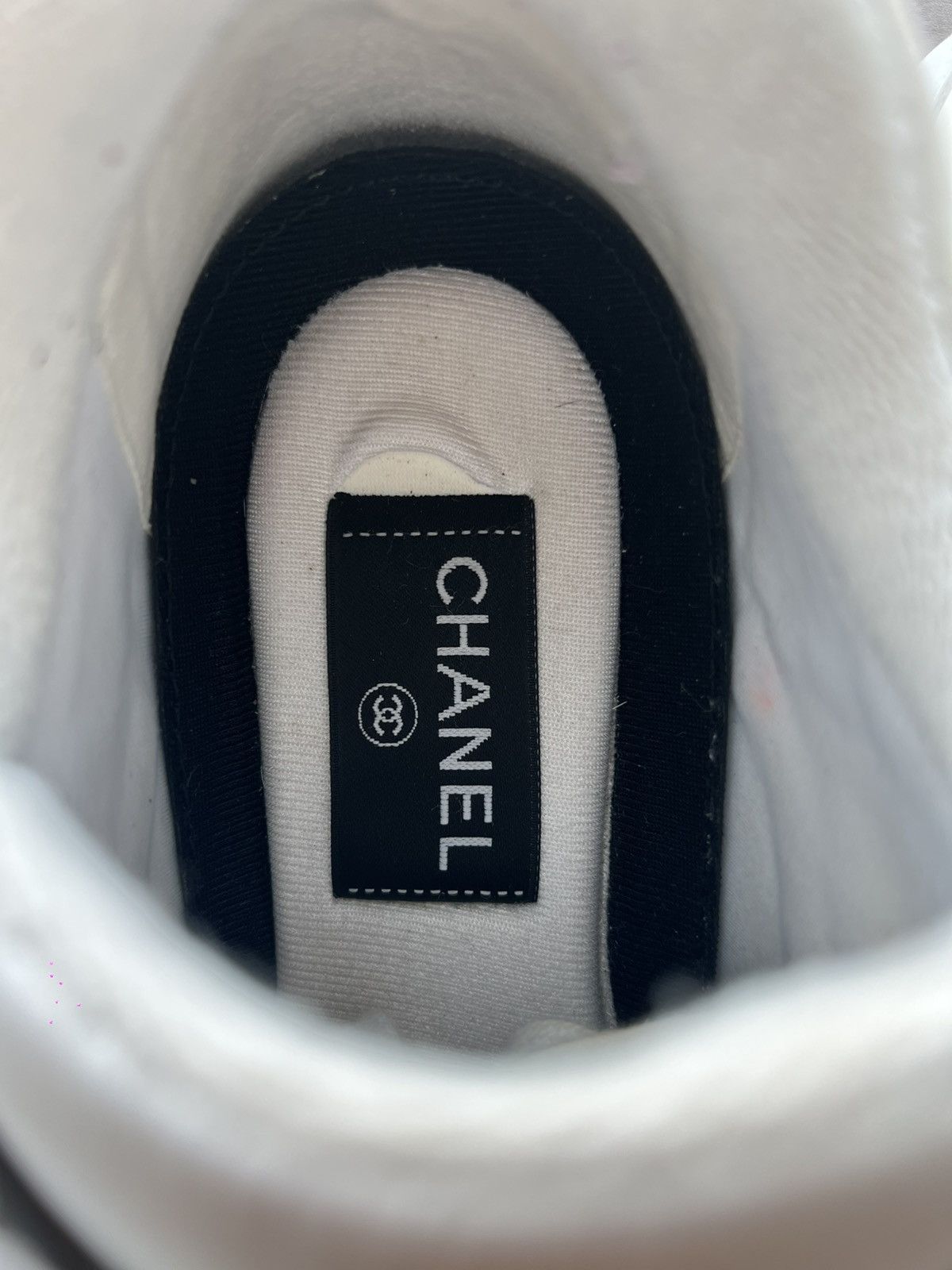 Chanel $1,350 Chanel CC Logo Sneaker Suede Size 7 Women’s (EU 37) Size US 7 / IT 37 - 6 Thumbnail