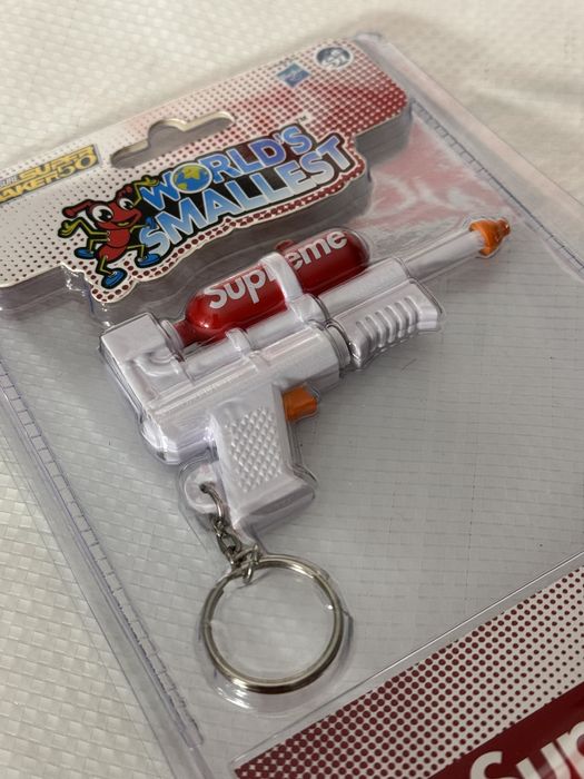 Supreme super 2024 soaker keychain