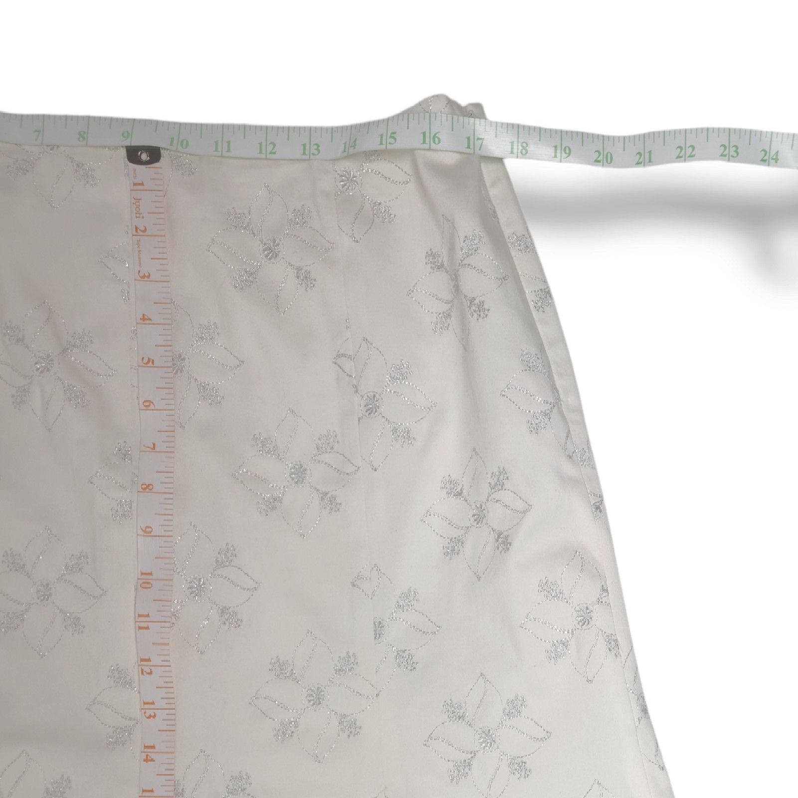 Other EUC Apostrophe Silver Floral Embroidery Skirt Sz. 16 Cream Size 38" / US 16 / IT 52 - 7 Thumbnail