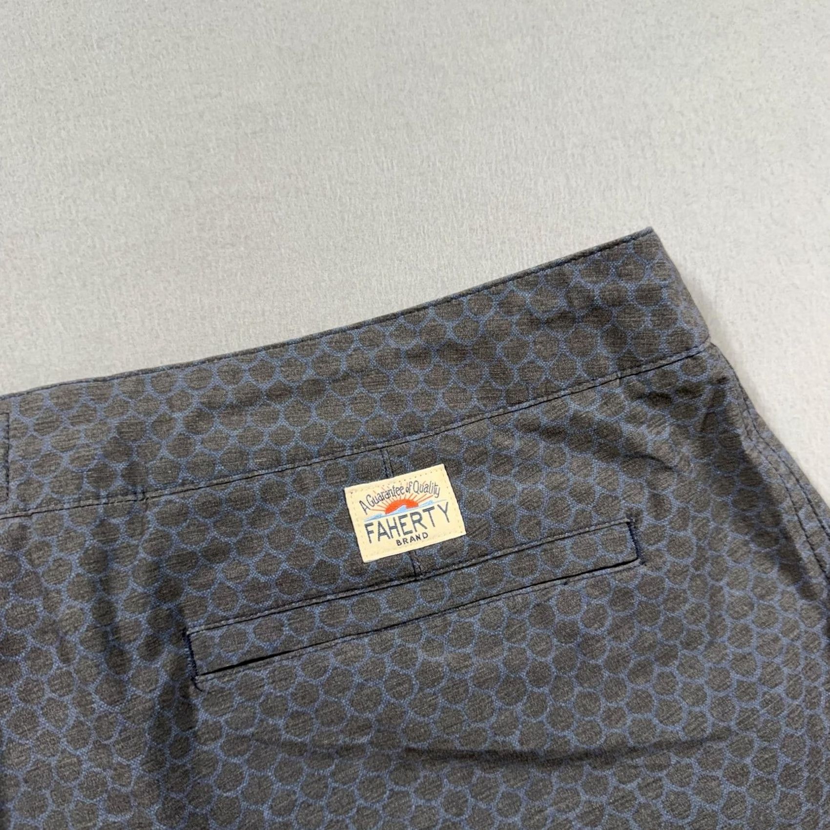Vintage Faherty Brand Men's Chino Shorts 36 Gray All Day Geo Print 9 Inseam Stretch, Flat Front, Pockets, Drawstring, Zip, Logo, Casual, Summer, Mens Size US 36 / EU 52 - 6 Thumbnail