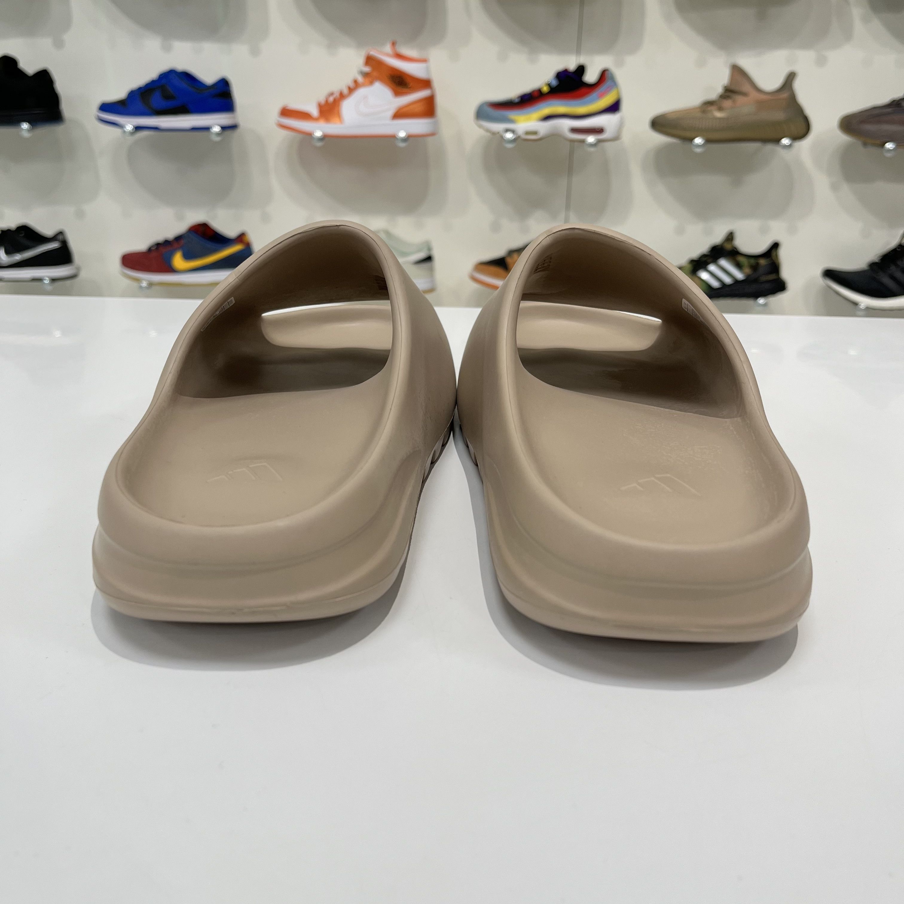 Adidas Adidas Yeezy Slide Pure (First Release) Size US 10 / EU 43 - 5 Thumbnail