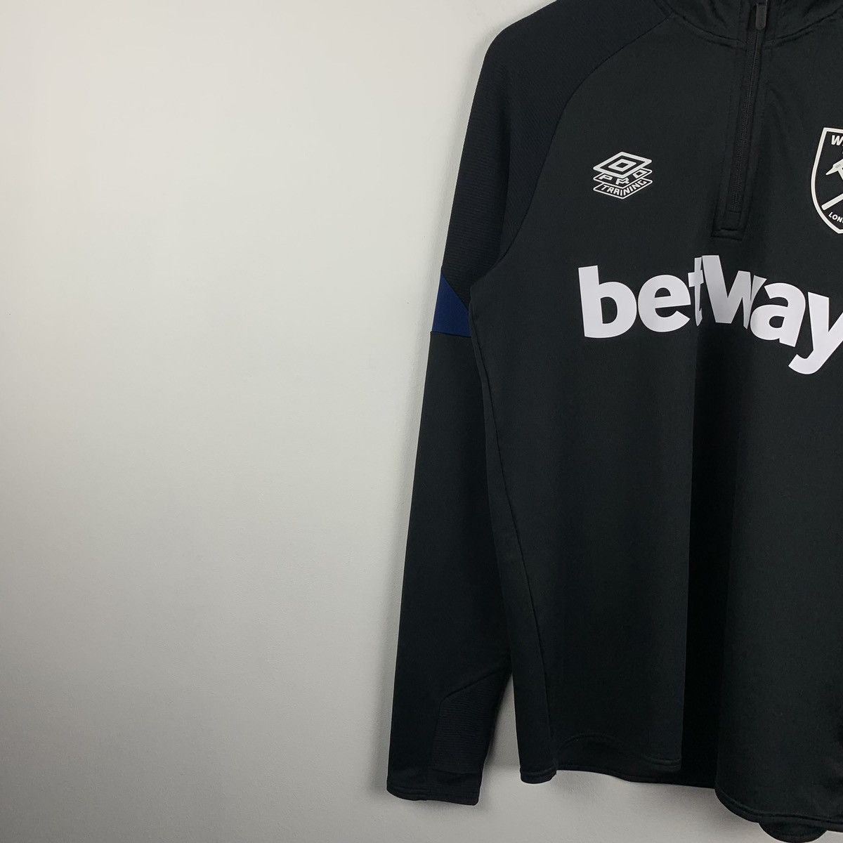 Umbro Umbro West Ham United London Soccer Football Jersey Size M Size US M / EU 48-50 / 2 - 4 Thumbnail