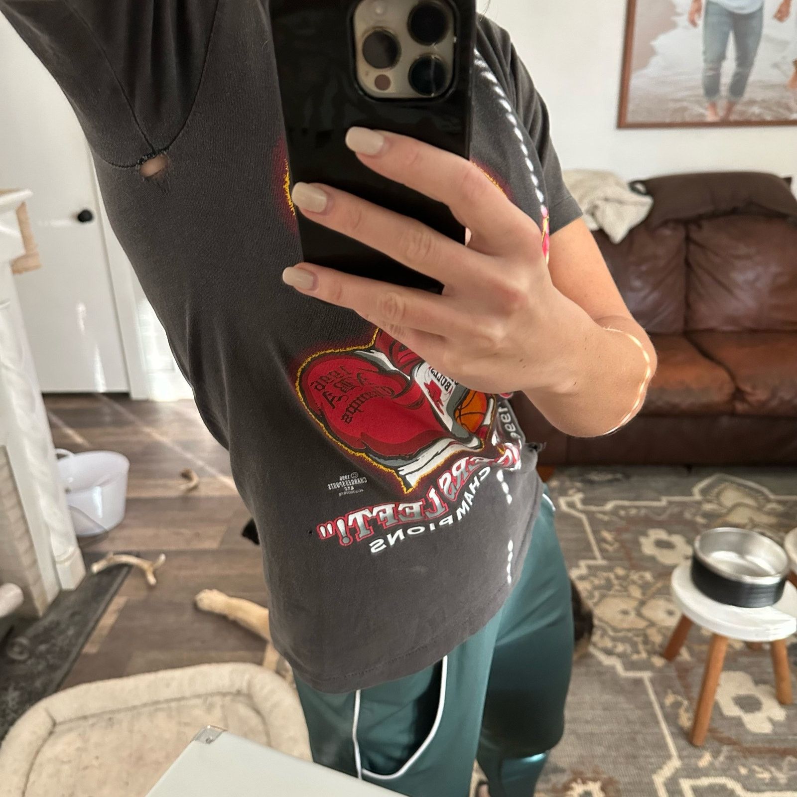 Changes Vintage 1996 NBA Champs Chicago Bulls Six Fingers Left Tee Size S / US 4 / IT 40 - 9 Thumbnail