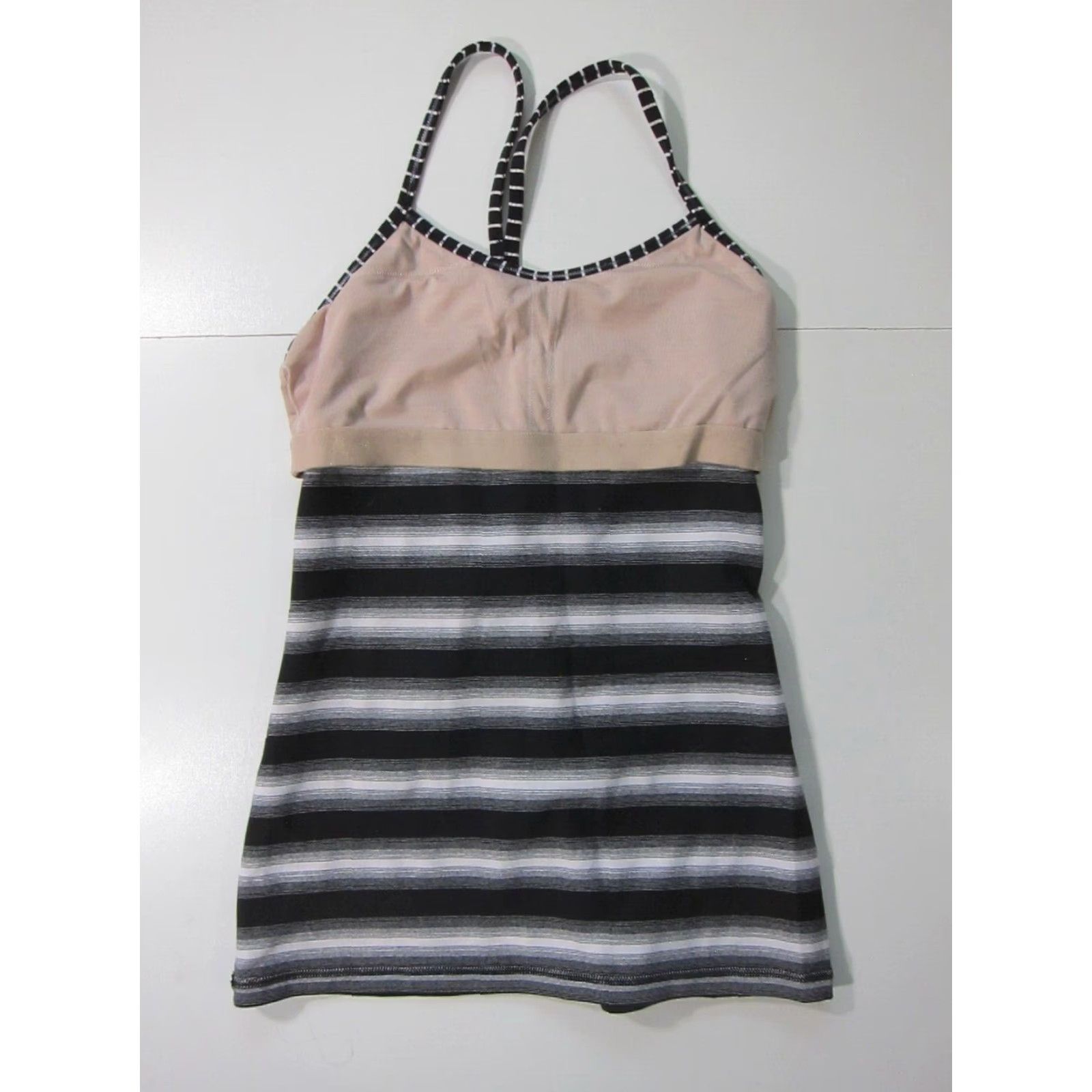 Lululemon VINTAGE Lululemon Black White Stretch Racerback Yoga Run Built In Bra Tank Top Women S Size S / US 4 / IT 40 - 6 Thumbnail