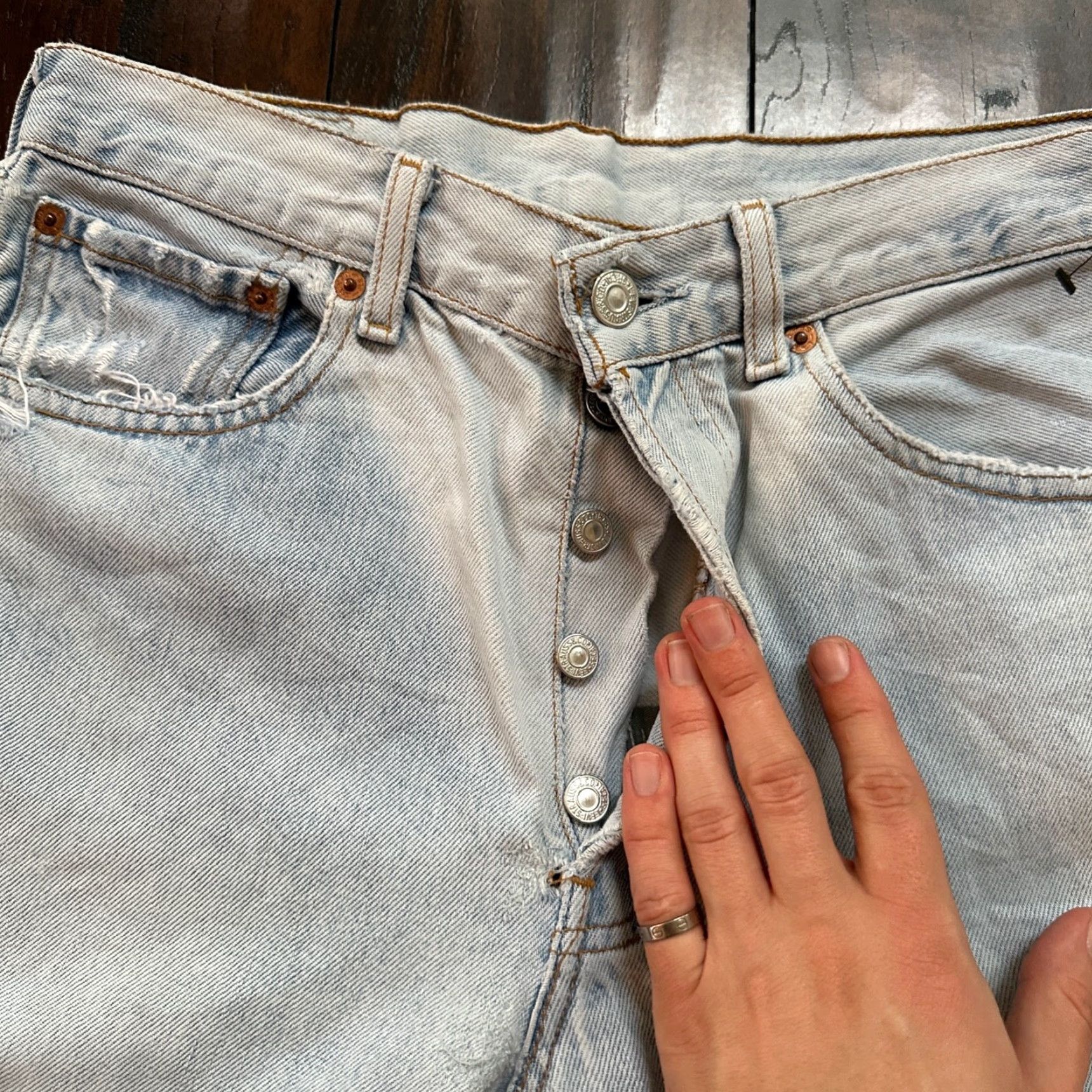 Levi's VTG Levi's 501 Jeans Button Fly 31x32 Light Wash 90s Blue Denim Men Jeans Mens yaş? Cannot include. Size US 31 - 7 Thumbnail