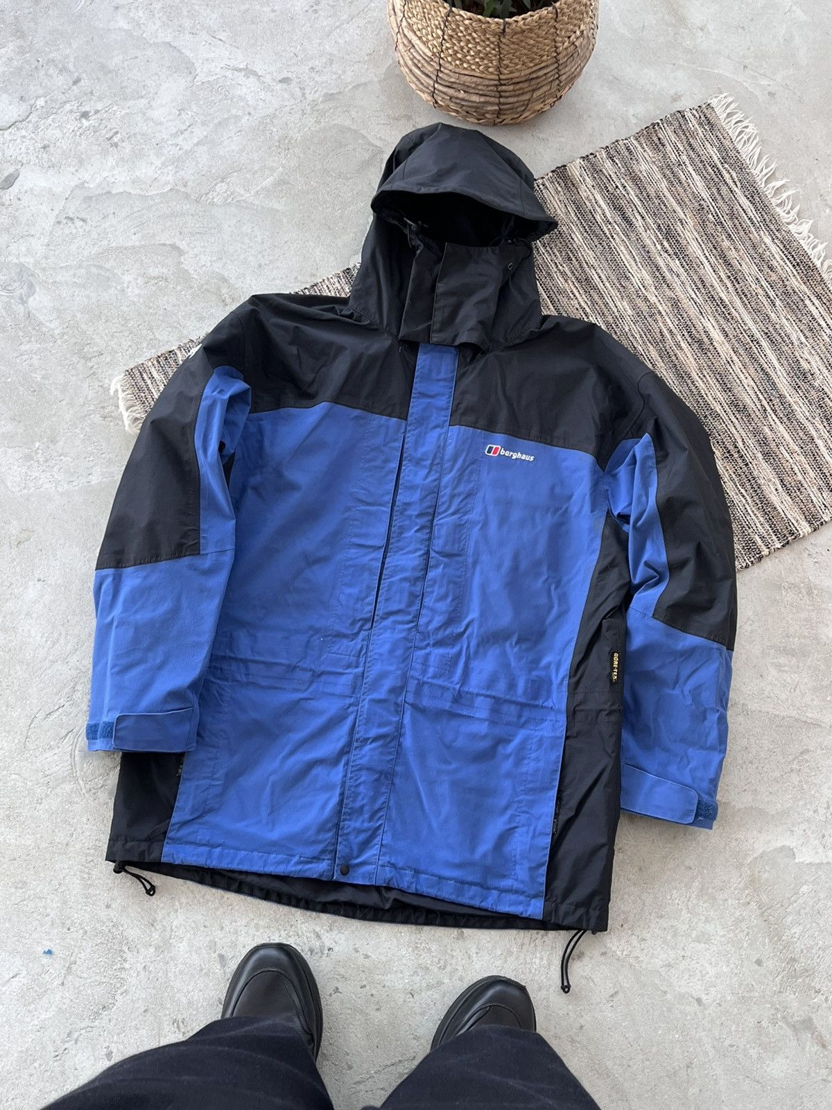 Berghaus Vintage Berghaus GoreTex Navy Black Windbreaker Jacket Y2K Size US L / EU 52-54 / 3 - 1 Thumbnail