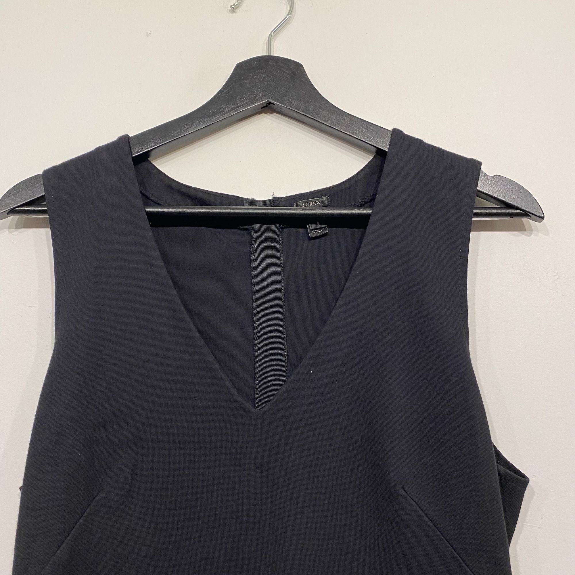 J.Crew J.Crew Structured V-Neck Shell Tank Top in Black Size Small Size S / US 4 / IT 40 - 3 Thumbnail