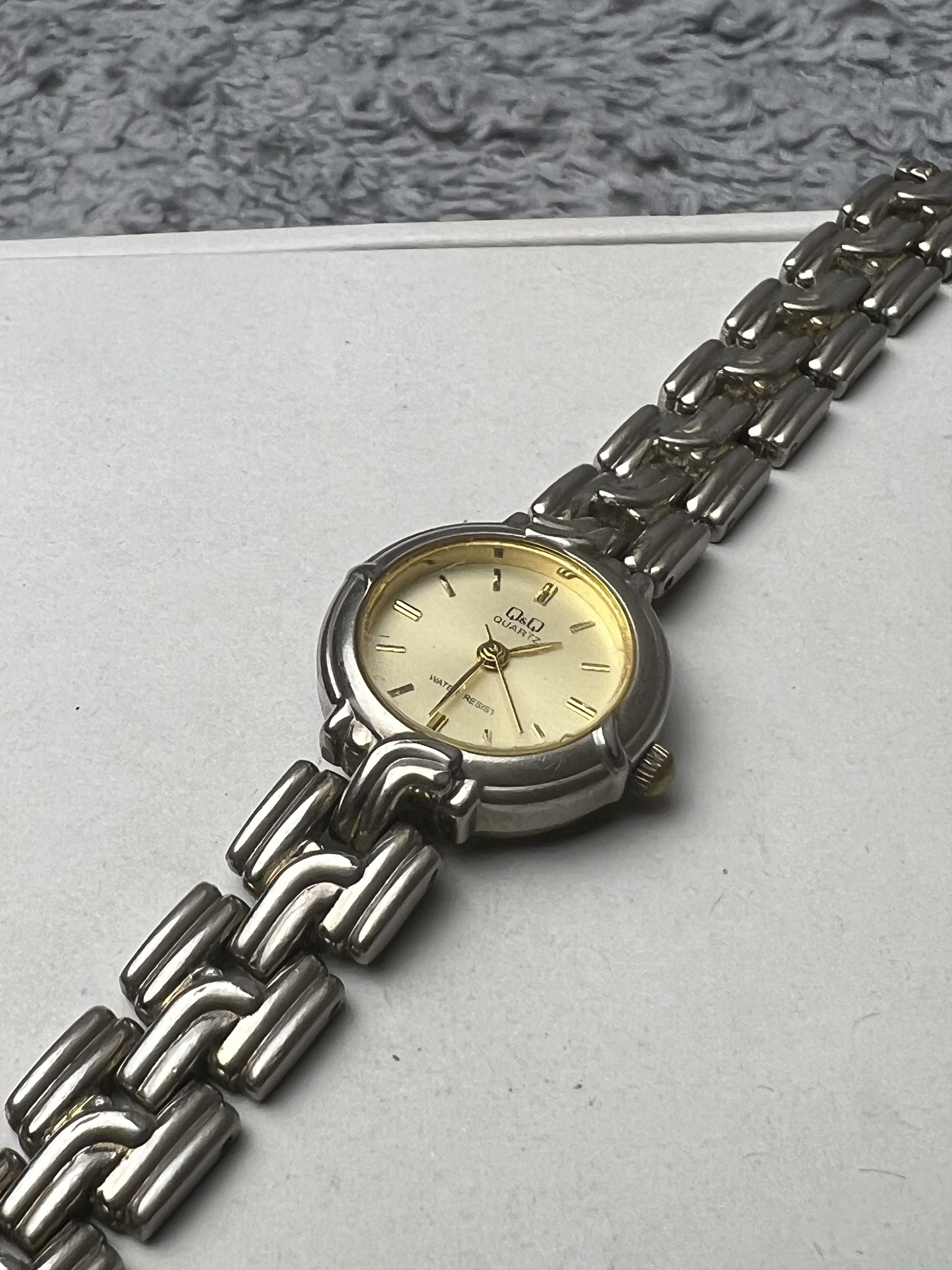 Vintage Futuristic Minimalistic Q&Q Japanese Style Bracelet Watch Size ONE SIZE - 9 Thumbnail