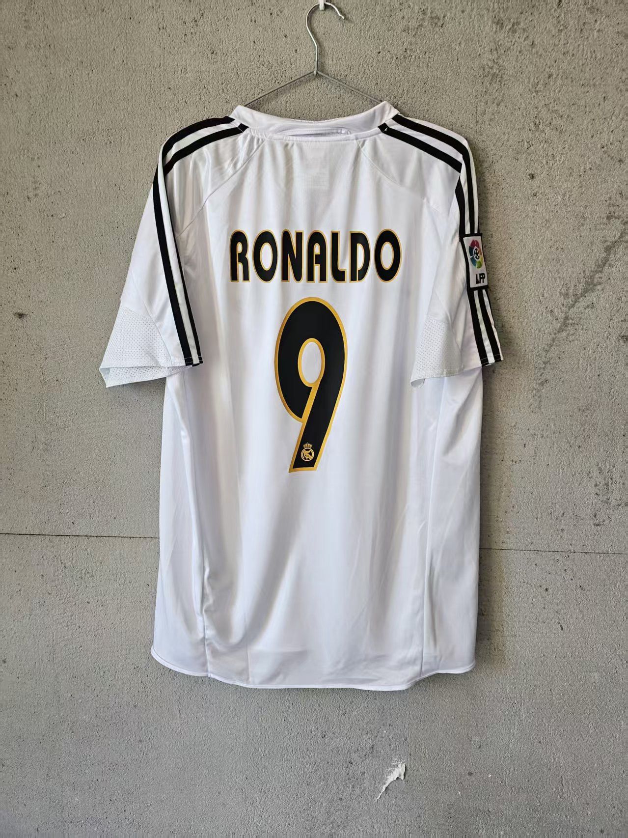 Other 2004 2005 Real Madrid #9 Ronaldo Jersey Size US S / EU 44-46 / 1 - 1 Thumbnail