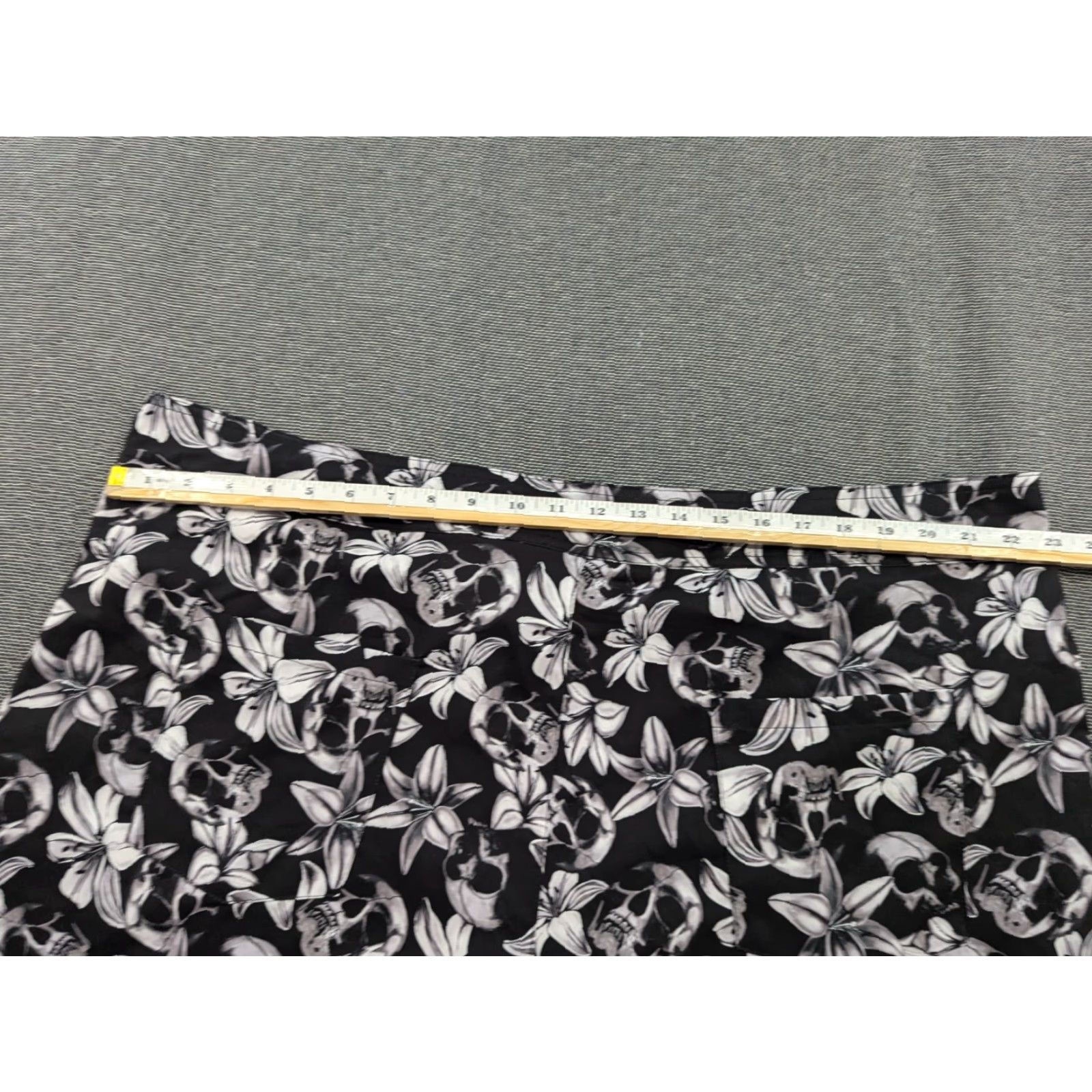Killstar KILLSTAR Denarian's Coin Mens Trunks 4XL Skull Floral Beach Shorts Multicolor Polyester Athletic Drawstring Waist 46in Size US 39 - 6 Thumbnail