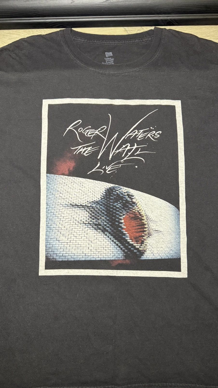 Band Tees Vintage / Y2K Roger Waters The Wall Live Tour Shirt Size US XL / EU 56 / 4 - 2 Thumbnail