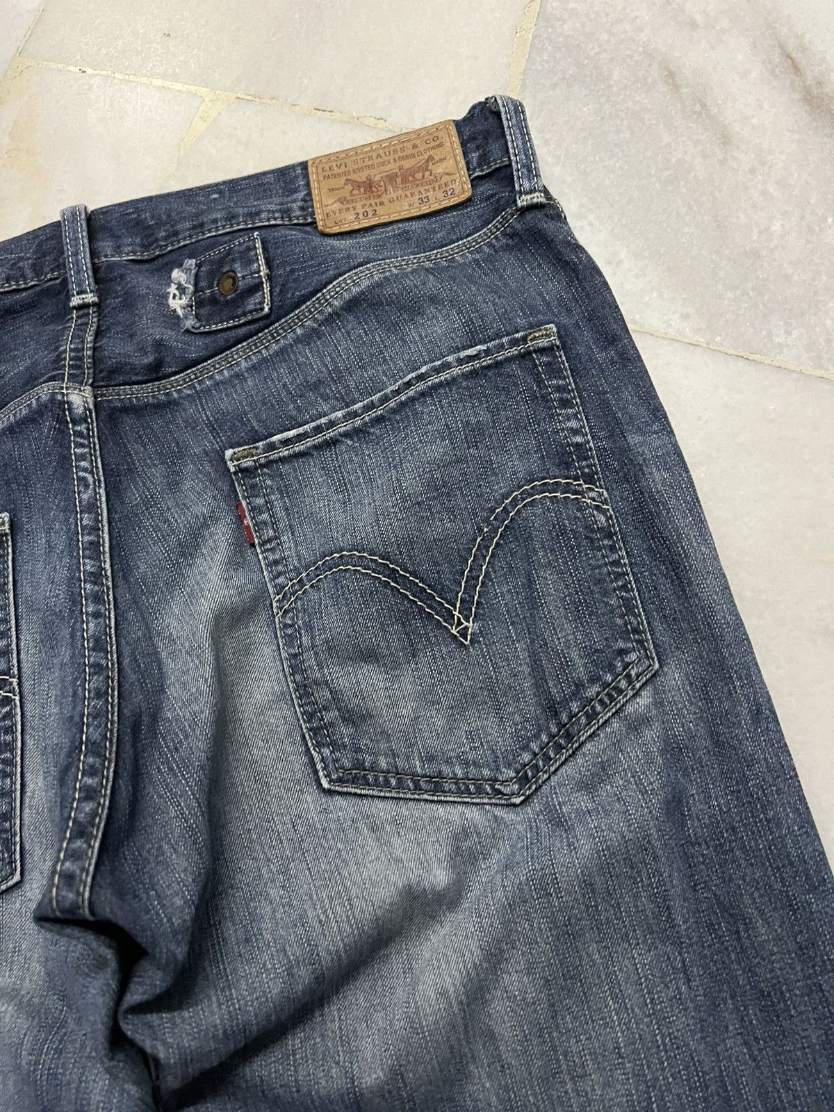 Jean × Levi's × Vintage 💥Vintage Levis 202 Distressed Faded Blue Jeans Size US 33 - 19 Thumbnail