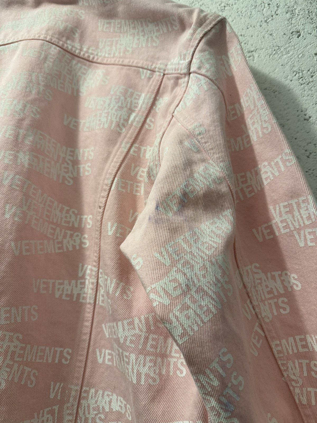 Vetements *RARE* VETEMENTS GVASALIA STAMP AOP DENIM JACKET Size US M / EU 48-50 / 2 - 12 Thumbnail
