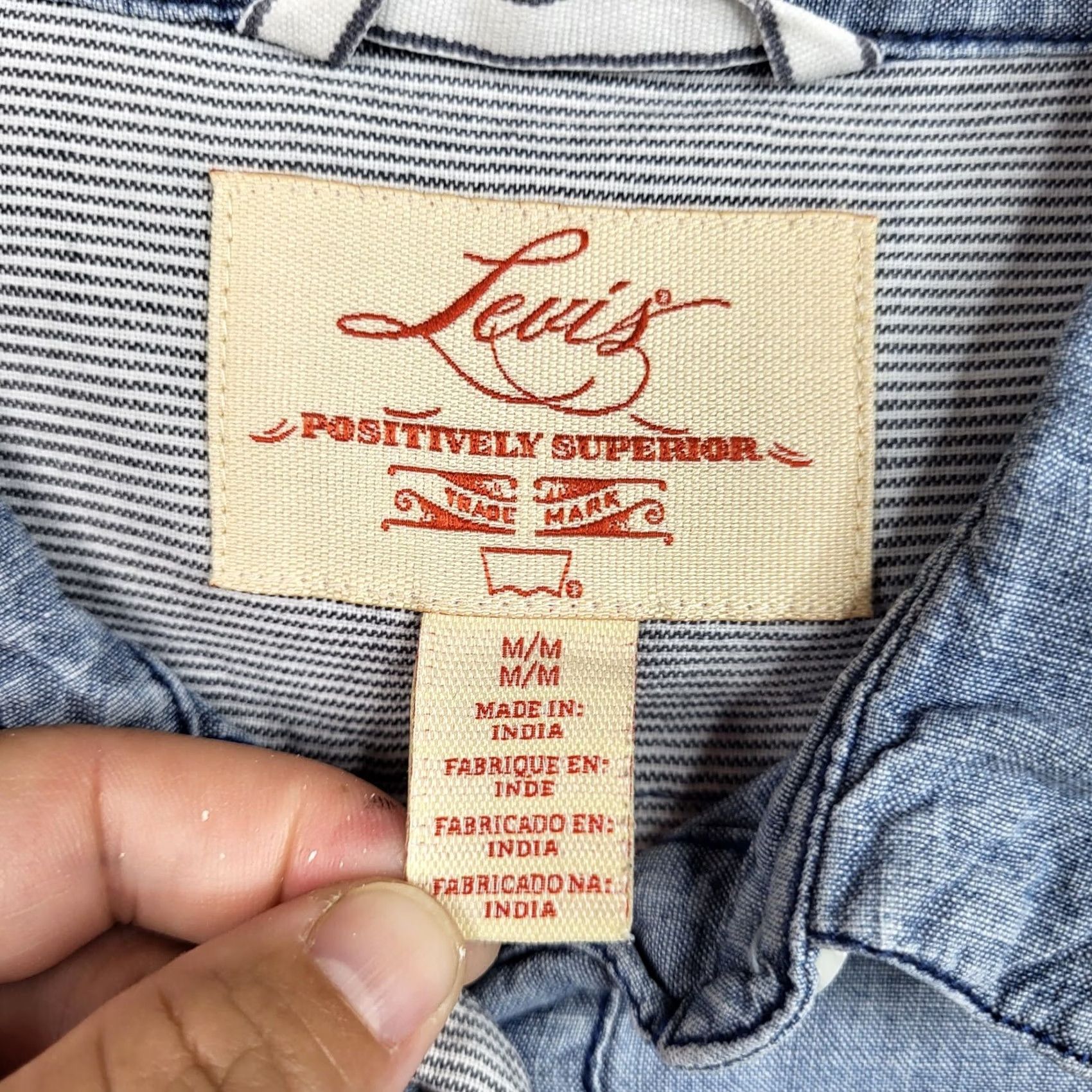 Levi's Levi's Button-Up Chambray Shirt 3/4 Sleeve Women M Blue Regular Size Levi's Shirt Women M Blue Chambray Button-Up 3/4 Sleeve Casual Everyday Size M / US 6-8 / IT 42-44 - 2 Thumbnail
