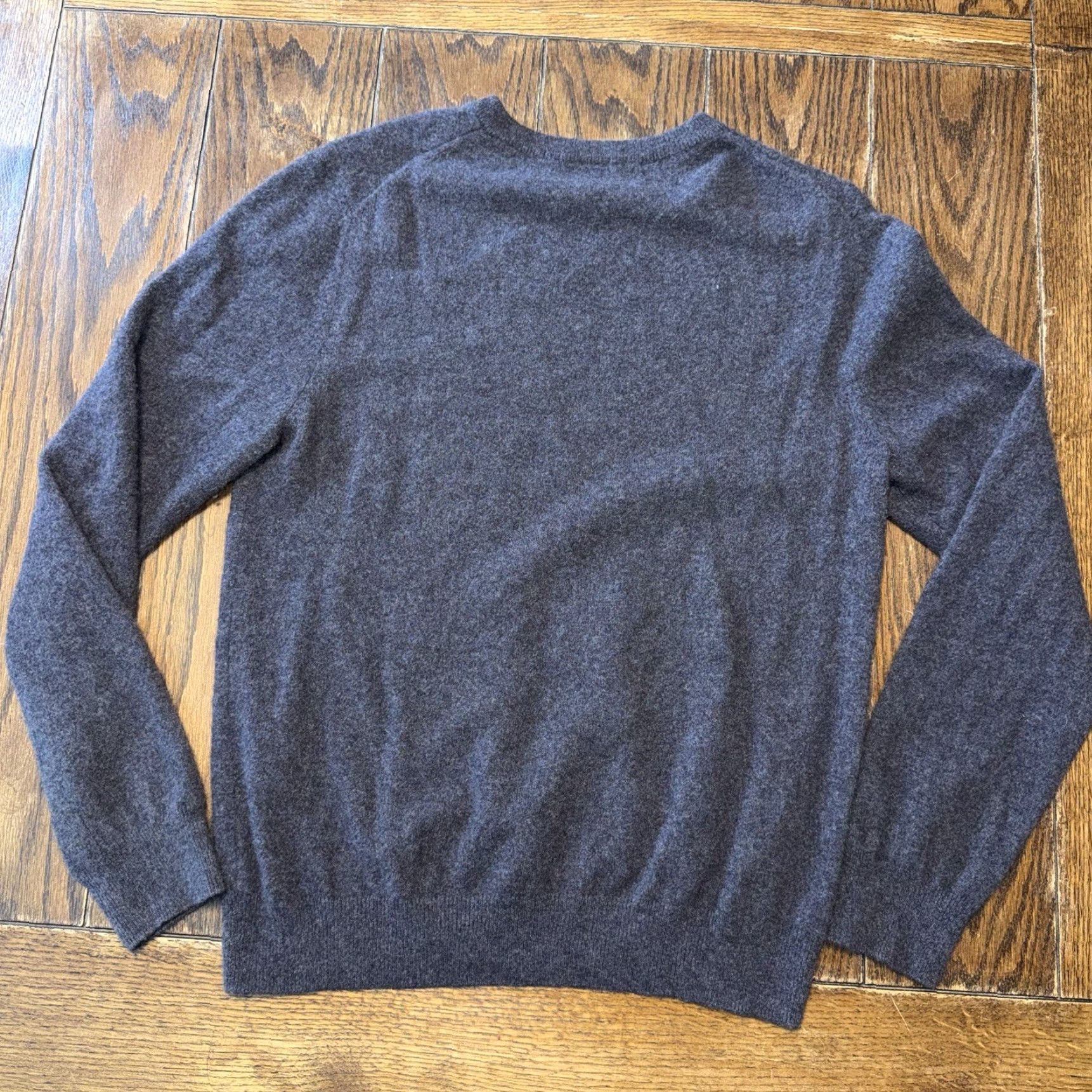 Bloomingdale's Bloomingdale's The Mens Store 100% Casmere Gray Sweater Classic Minimalist Large Pullover V-Neck Knit Knitwear Men's Regular Size L Gray Sweater Size US L / EU 52-54 / 3 - 3 Thumbnail