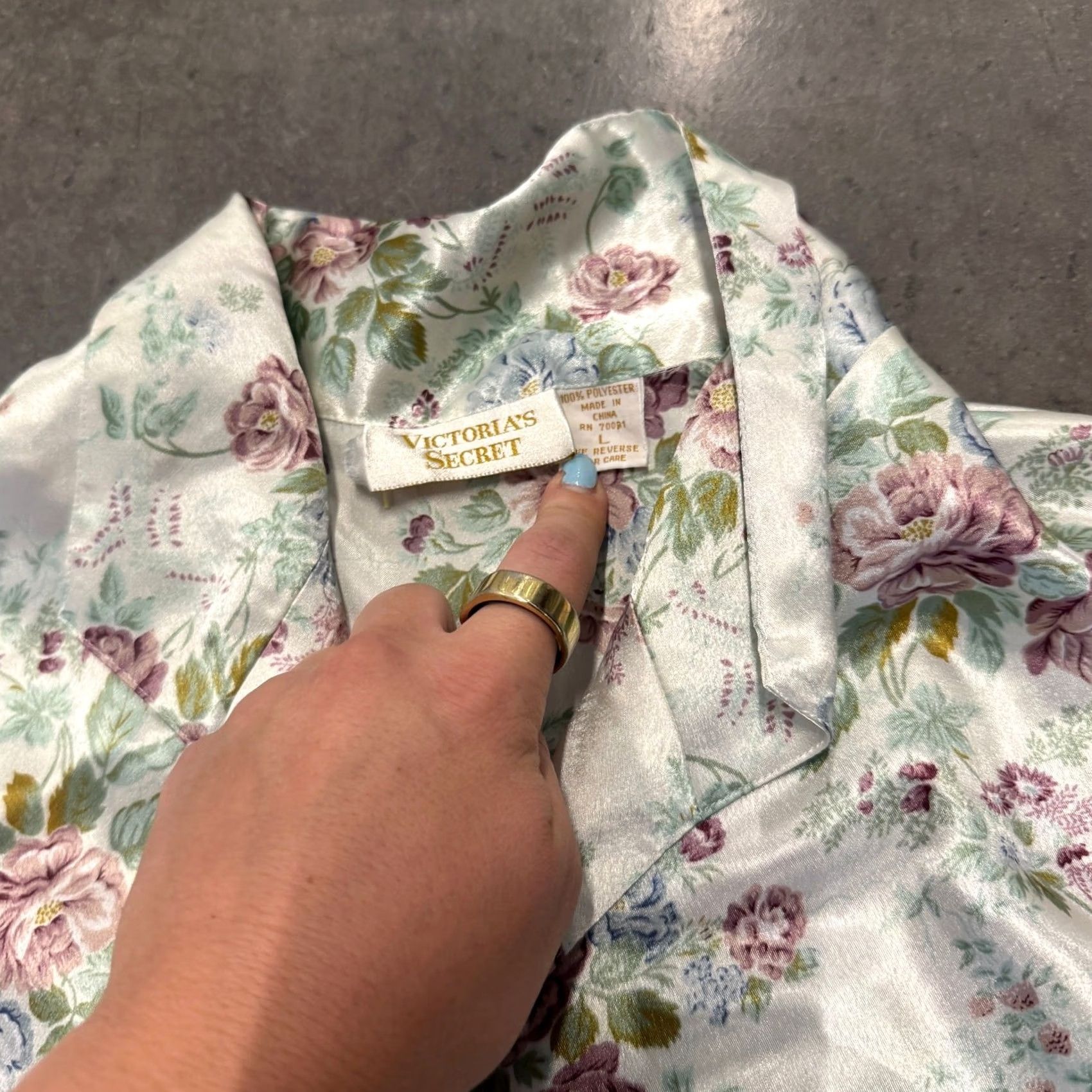 Victoria's Secret VINTAGE Victoria's Secret Gold Label Floral Button Up Longsleeve Satin Top L White Womens Shirt Size L / US 10 / IT 46 - 3 Thumbnail