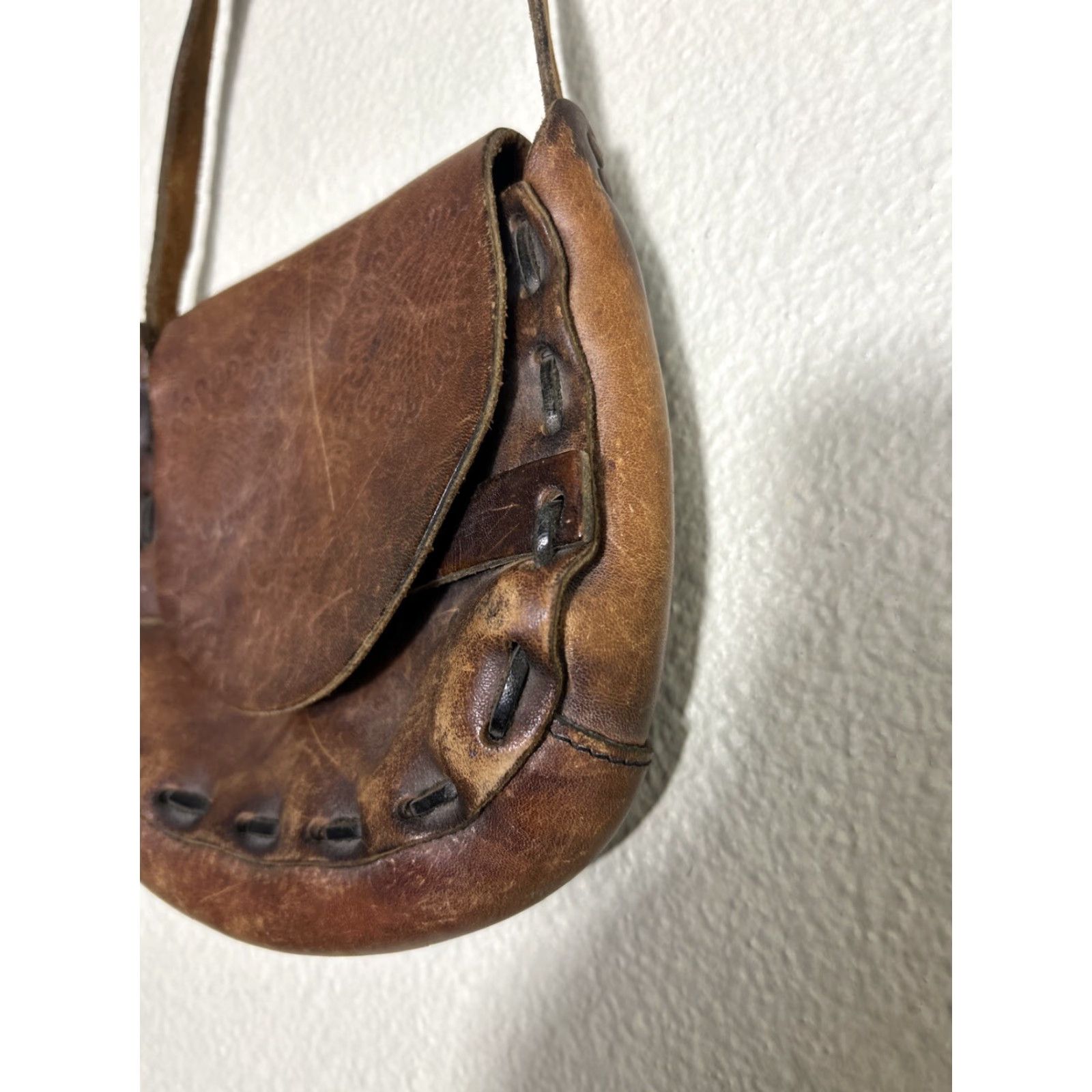 Vintage VINTAGE Brown Leather Small Crossbody Bag Purse Floral Embossed Women Adult Small Brown Floral Embossed Crossbody Bag Size ONE SIZE - 5 Thumbnail