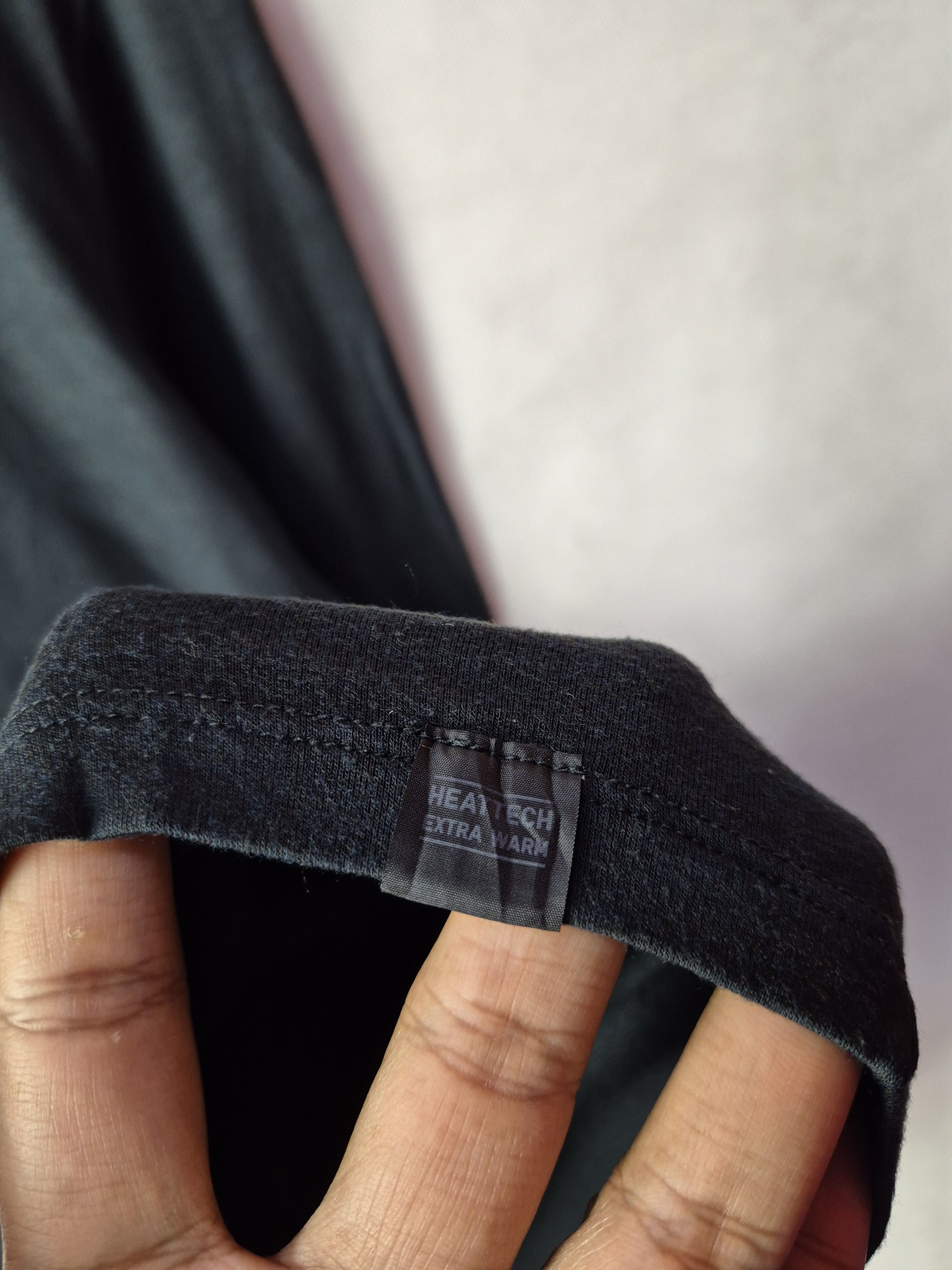 Japanese Brand × Uniqlo 🔥Uniqlo Heat Tech Plain Black Longsleeves Size US M / EU 48-50 / 2 - 3 Thumbnail