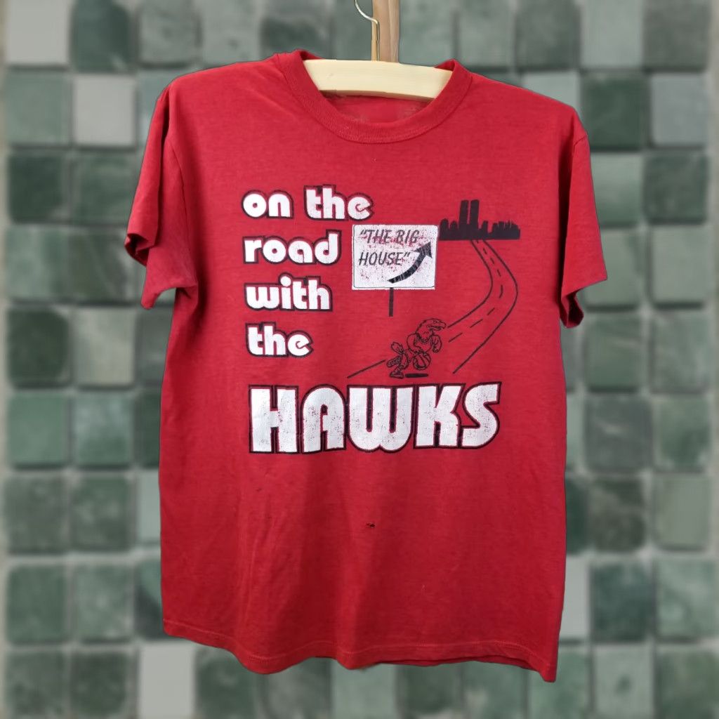 Vintage VINTAGE 80' ON THE ROAD WITH THE HAWKS HILAND BASKEBALL RED T-SHIRT SZ M WORN T-Shirt Size US M / EU 48-50 / 2 - 1 Thumbnail