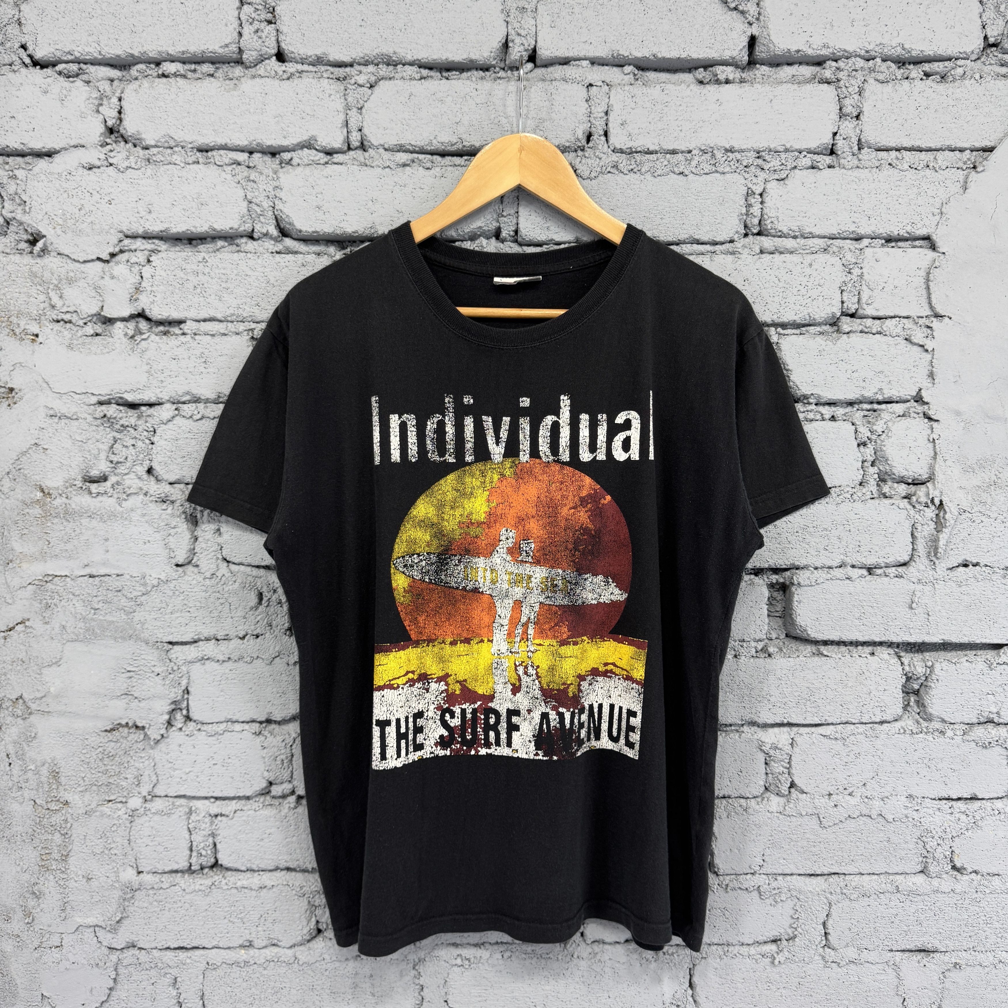 Vintage Vintage Surfing "Individual THE SURF AVENUE" Sunfaded Tshirt Size US L / EU 52-54 / 3 - 1 Thumbnail