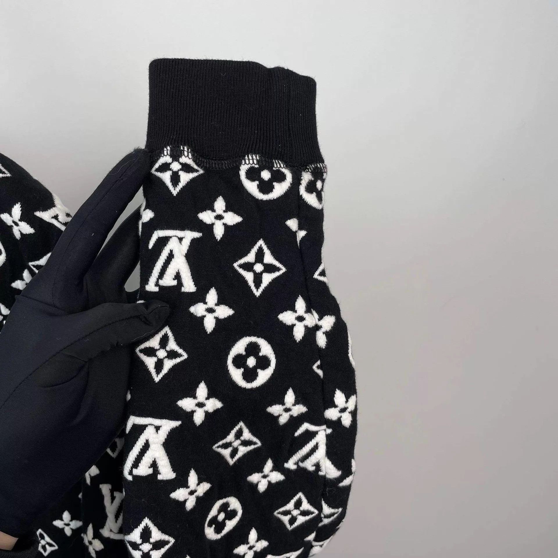 Louis Vuitton LV black white colorblock allover logo sweatshirt XS Size US XS / EU 42 / 0 - 7 Thumbnail
