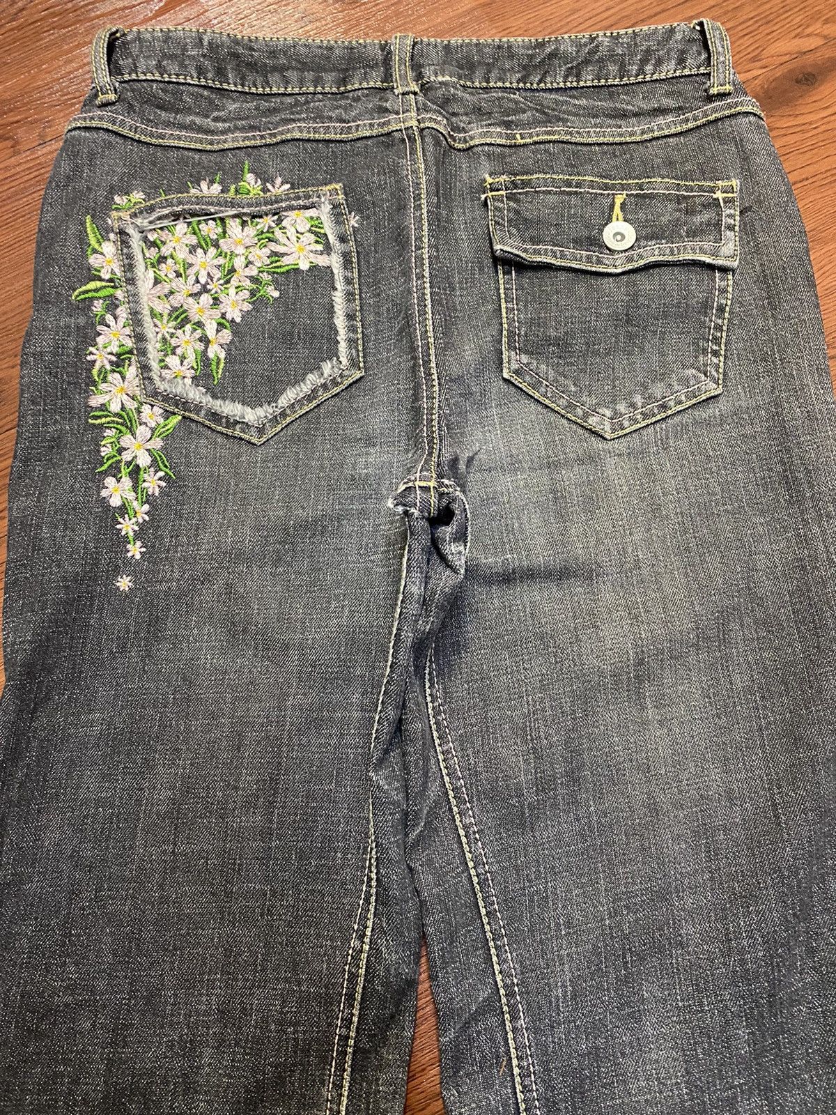 Japanese Brand Vintage Japanese Brands Blue Wash Embroidered Flare Jeans Size 28" / US 6 / IT 42 - 4 Thumbnail