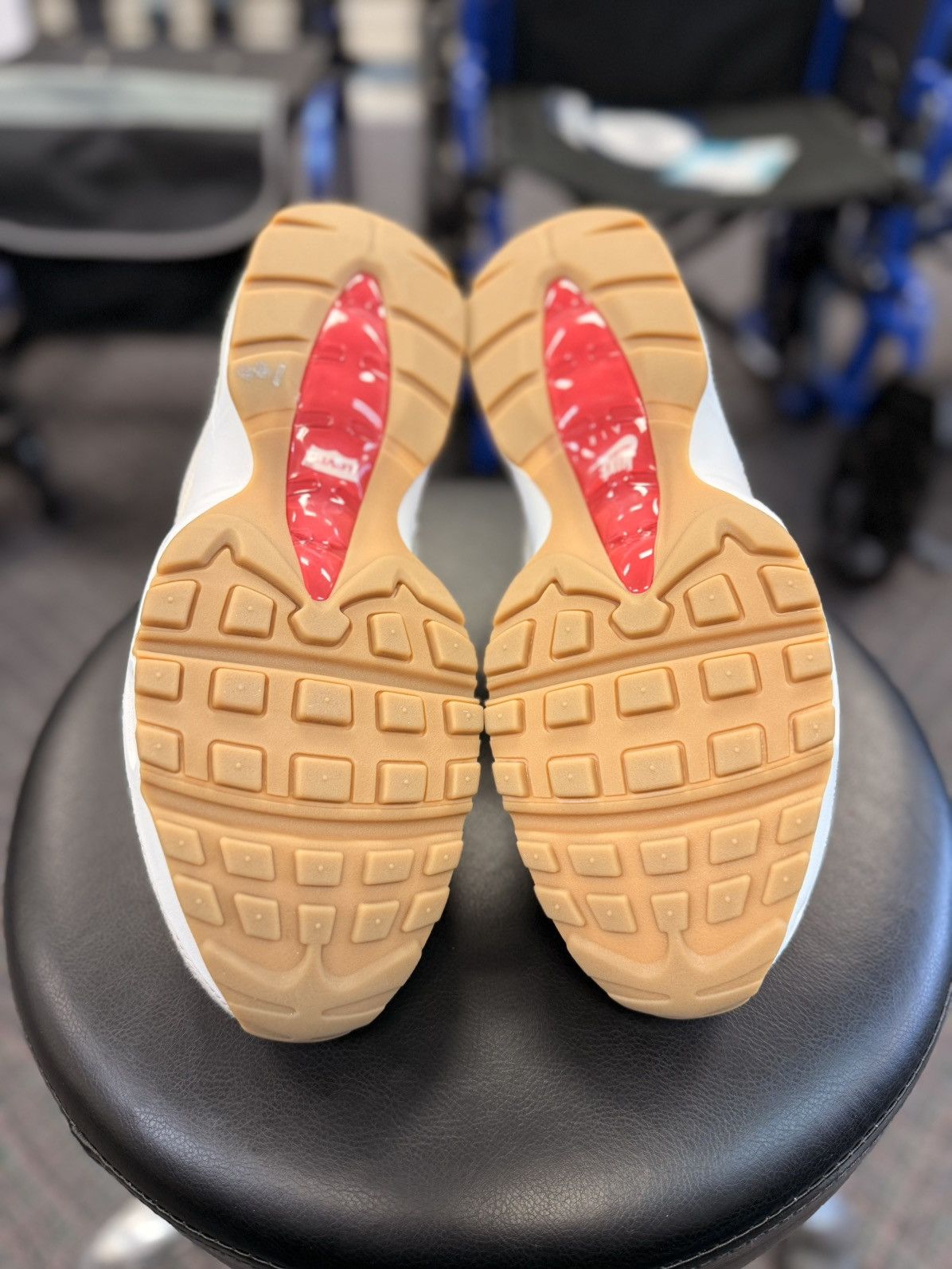 Levi's × Nike Nike Air Max 95 Levis Light Orewood Brown Size US 11.5 / EU 44-45 - 6 Thumbnail