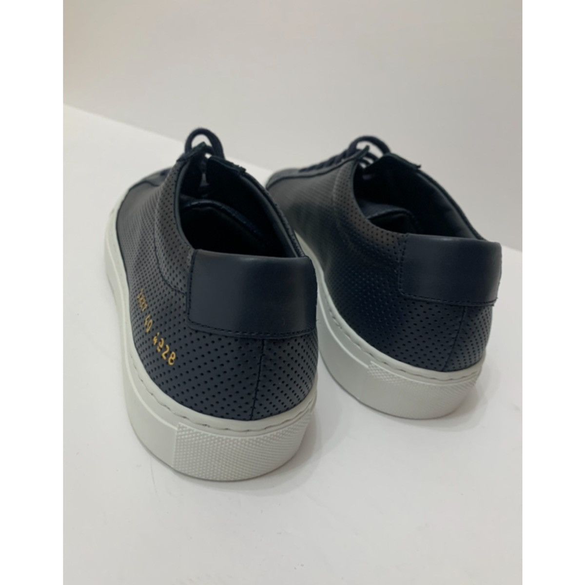 Common Projects COMMON PROJECTS NAVY ACHILLES LOW LEATHER SNEAKER Size US 10 / IT 40 - 2 Thumbnail