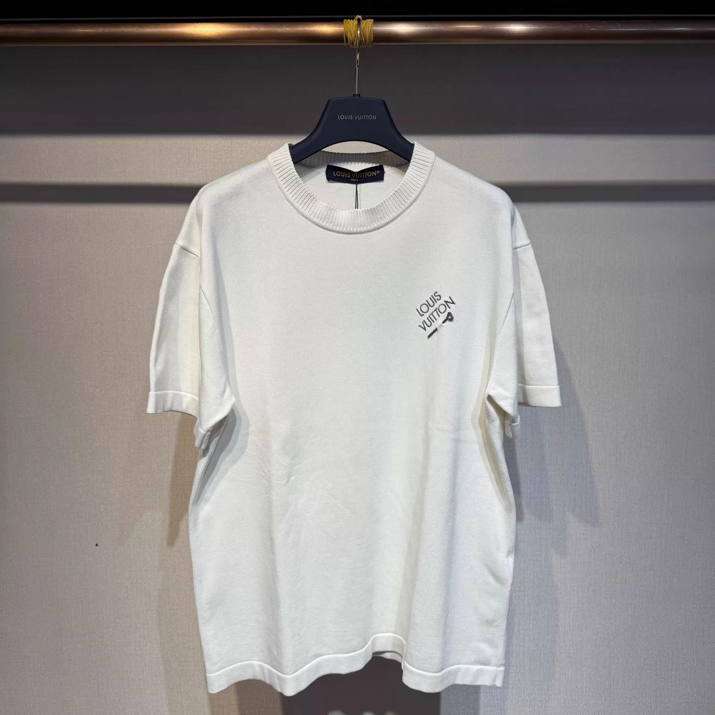 Louis Vuitton Louis Vuitton White Pin Short Sleeve S (New) Size US S / EU 44-46 / 1 - 1 Thumbnail