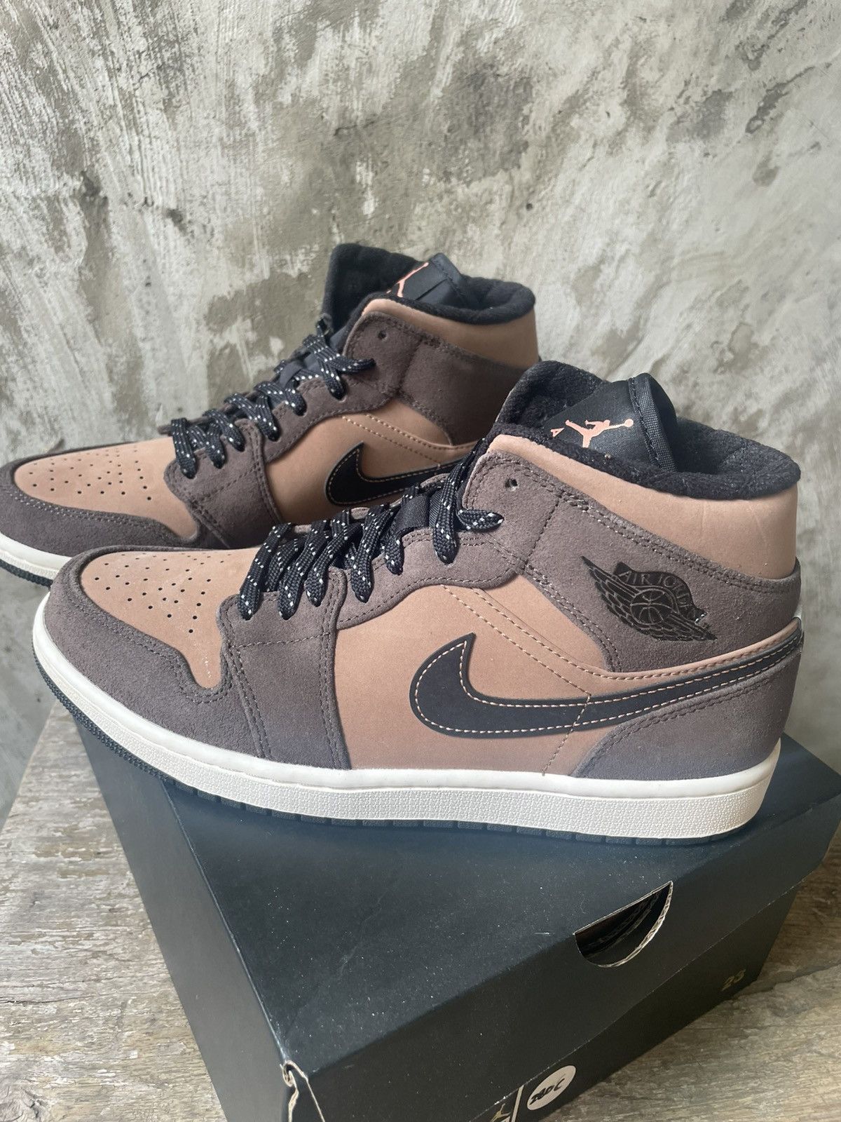 Nike Nike AJ 1 Mid Top Sneakers BNIB Size US 8.5 / EU 41-42 - 1 Thumbnail