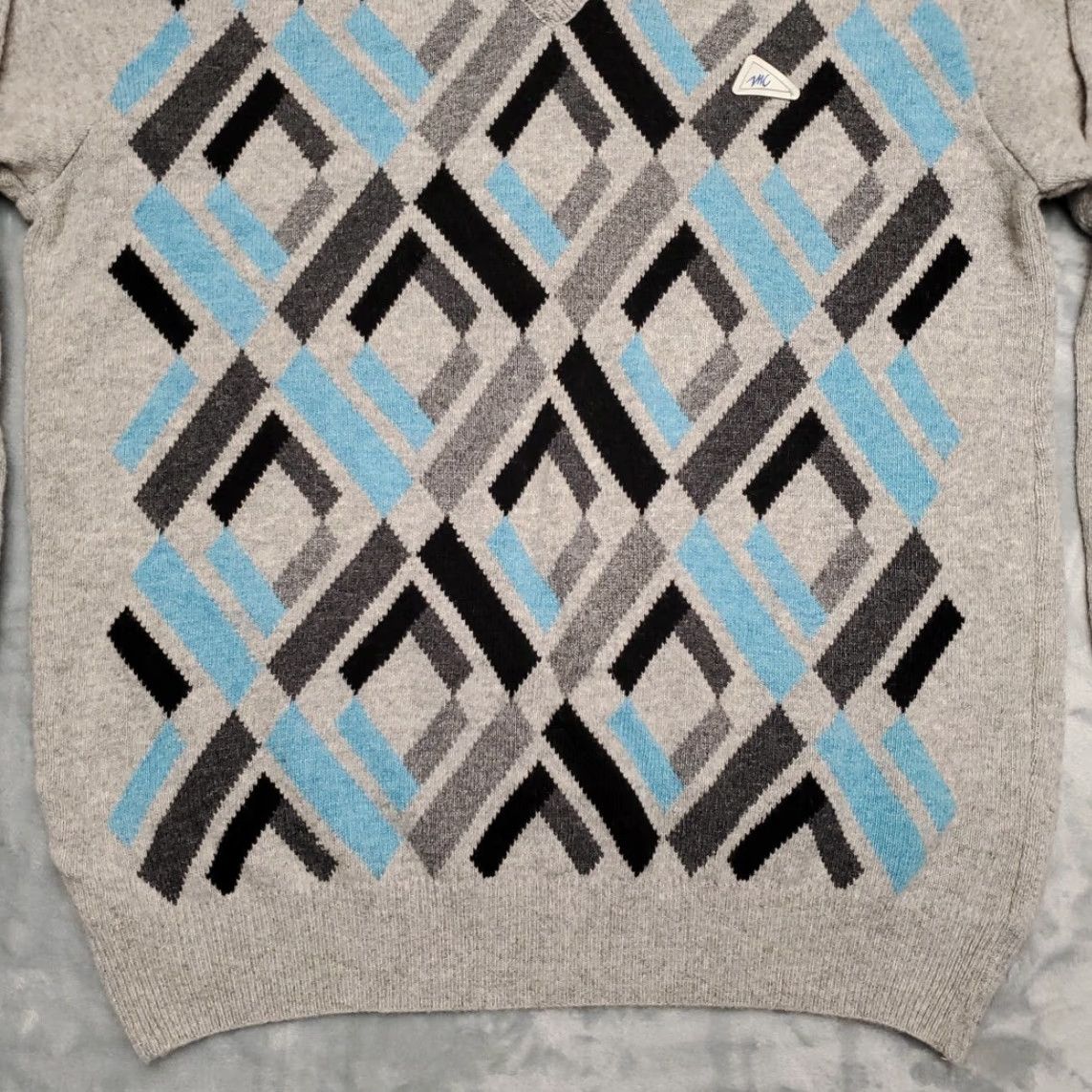 Vintage VINTAGE Monte Carlo Sweater Mens 44 Gray Blue Abstract Lambswool Blend V-Neck Preppy Classic Knitted Argyle Diamond Embroidered All Seasons Pullover Size US XXL / EU 58 / 5 - 2 Thumbnail