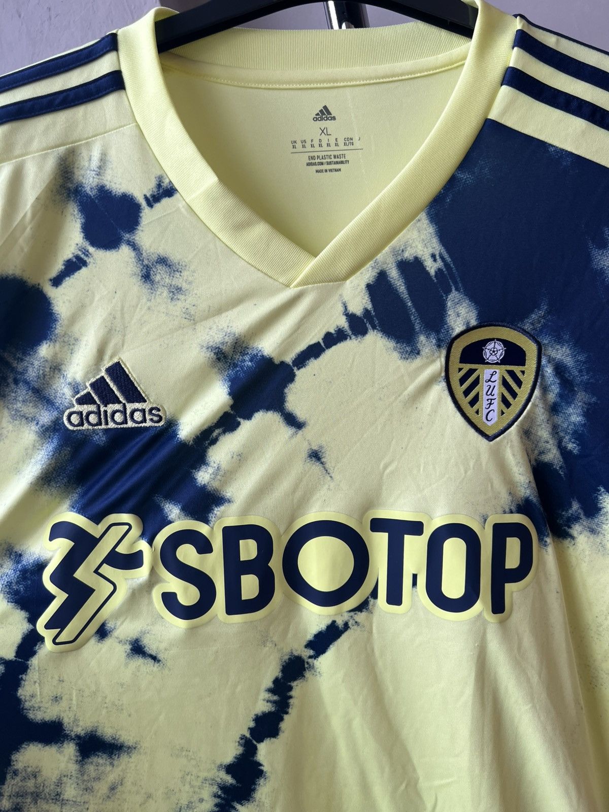 Adidas 2022/23 LEEDS UNITED AWAY SOCCER JERSEY FOOTBALL SHIRT Size US XL / EU 56 / 4 - 5 Thumbnail