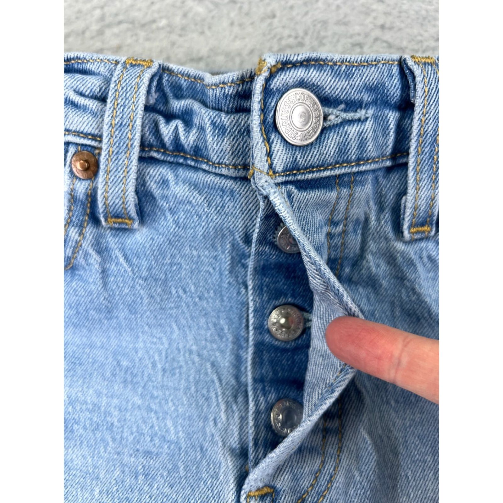 Levi's VINTAGE Levis Premium Jeans Women 26 Blue Denim Wedgie Fit Distressed Button Fly 5-Pocket Design Regular Inseam 24 in Mid Rise Size 26" / US 2 / IT 38 - 5 Thumbnail
