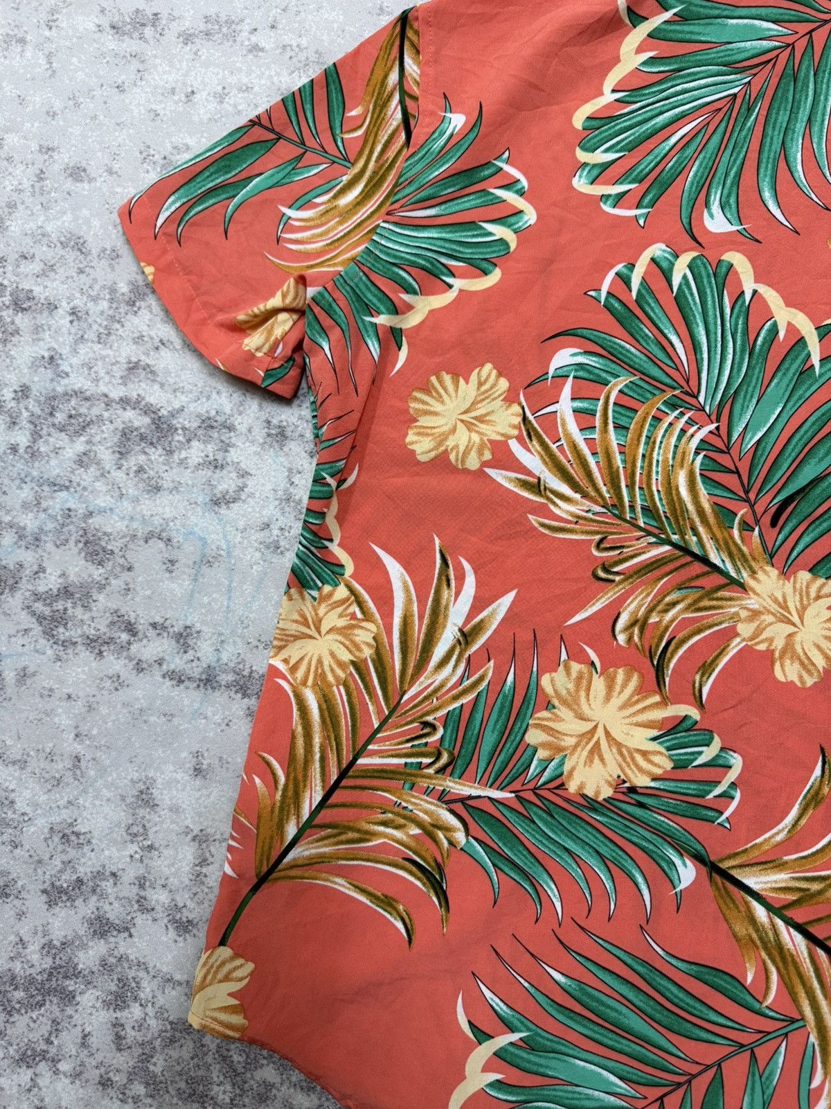 Shein SHEIN button up shirt with a tropical leaf and flower patern Size US S / EU 44-46 / 1 - 12 Thumbnail