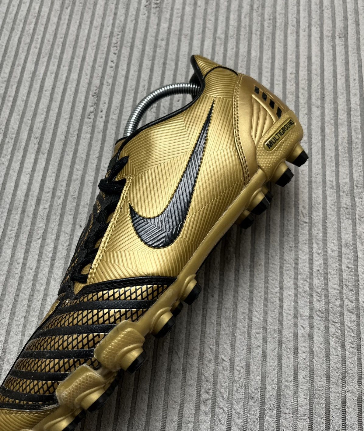 Nike Hype Nike Total 90 Shoot II MG Gold Football Cleats 00s Size US 9.5 / EU 42-43 - 4 Thumbnail