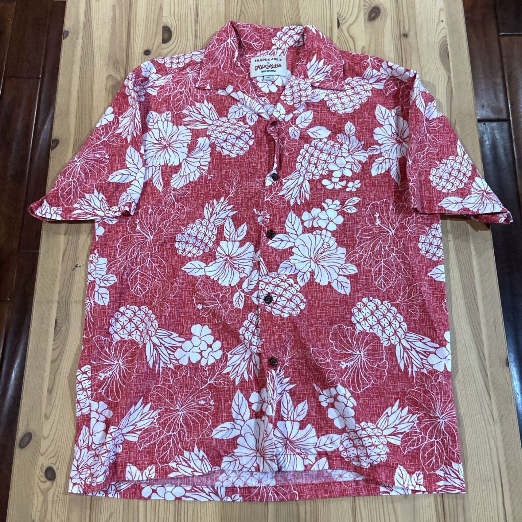 Hilo Hattie Hilo Hattie x Trader Joes Collab Hawaiian Camp Shirt M Red Pineapple Pattern Men's Short Sleeve Button-Up Shirt Size US M / EU 48-50 / 2 - 2 Thumbnail