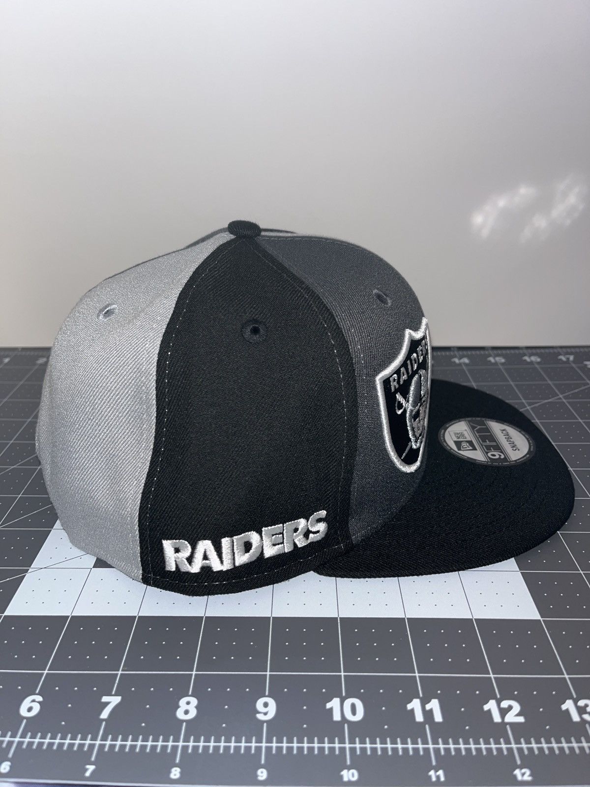 New Era Raiders Sideline Black/Silver/Gray 9Fifty OSFM Snapback Size ONE SIZE - 4 Thumbnail