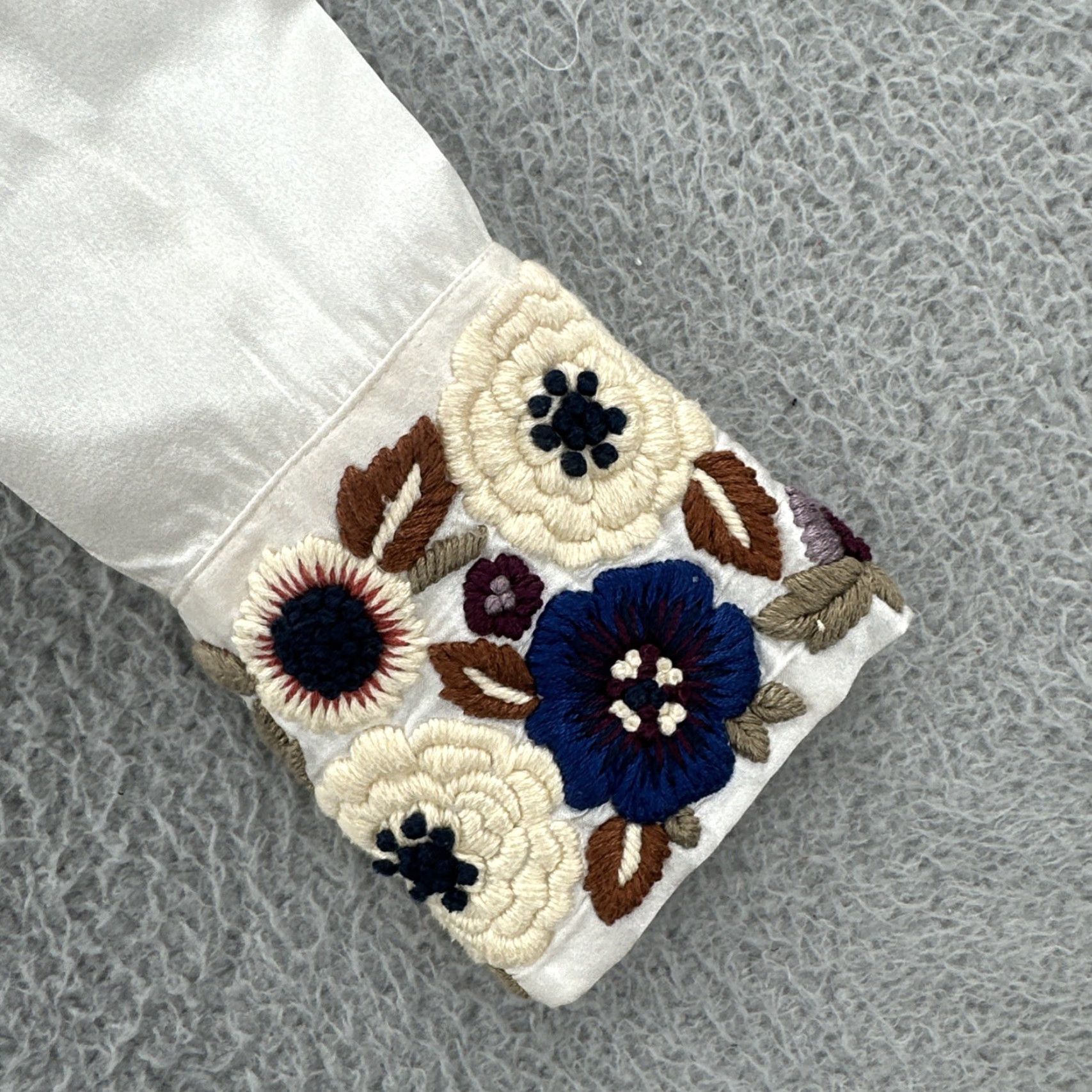 Vintage La Fuori Blouse Shirt Womens S White Silk Sheer Embroidered Collar Flowers NWT Size S Size S / US 4 / IT 40 - 6 Thumbnail