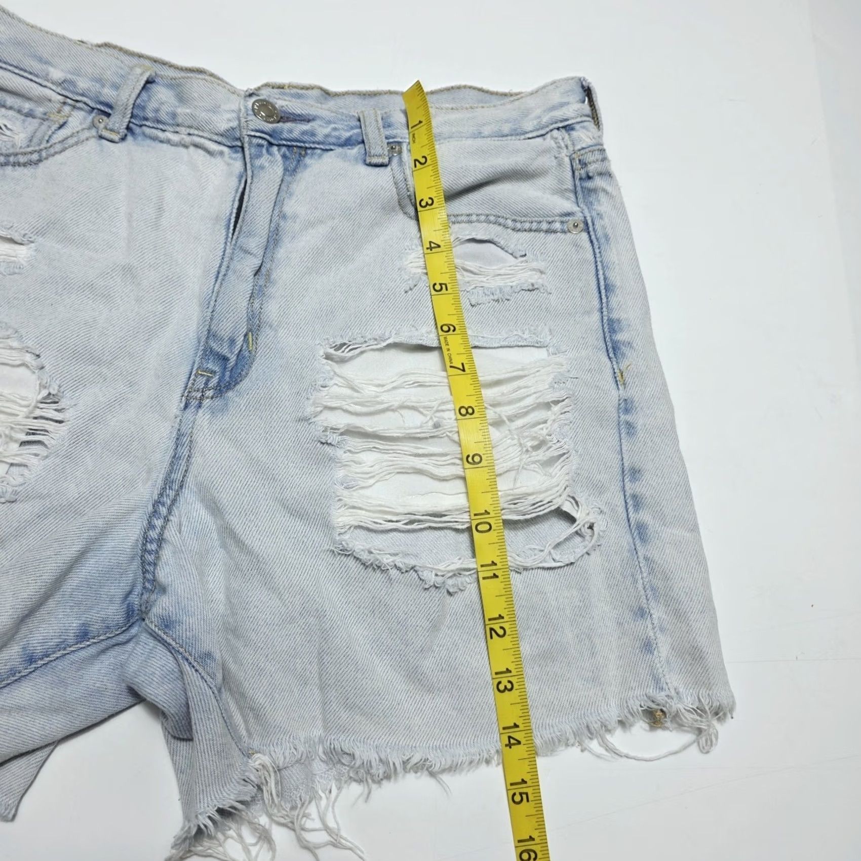 American Eagle Outfitters American Eagle Outfitters Mom Shorts Light Wash Cut Off Women's 8 Distressed Size 30" / US 8 / IT 44 - 8 Thumbnail