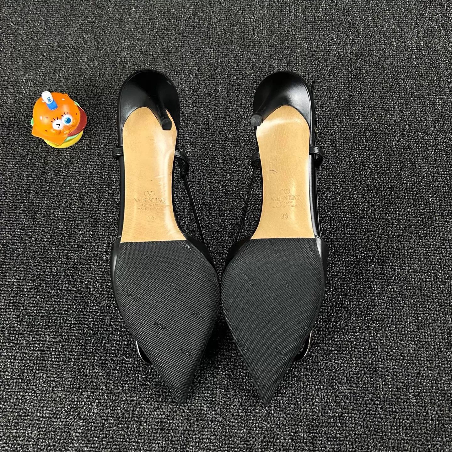 Valentino Valentino Women's Black Pointed Toe Heels 39, Lightly Worn Size US 8.5 / IT 38.5 - 6 Thumbnail