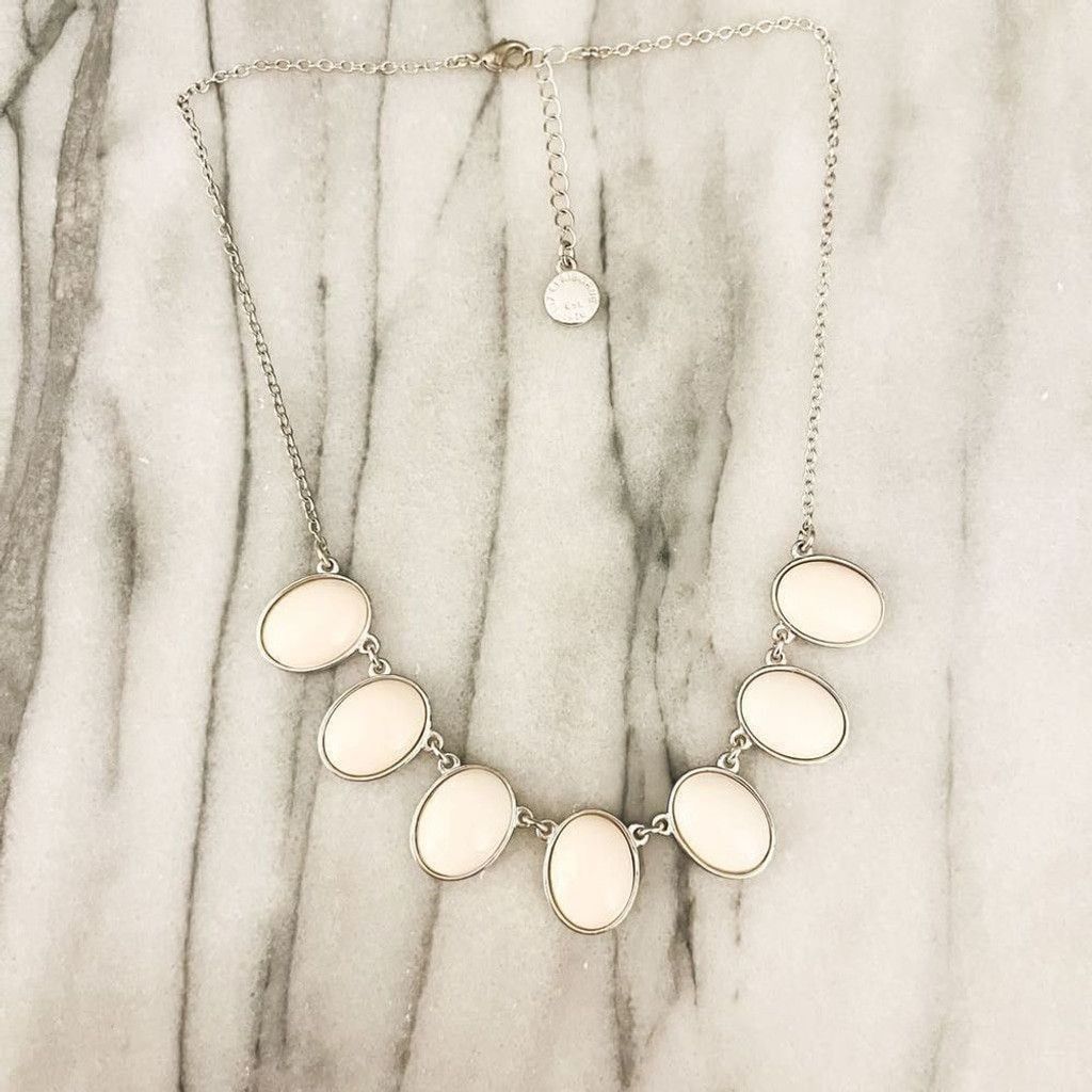 Jewelry Liz Claiborne Cream Acrylic Necklace Silver Toned Size ONE SIZE - 1 Thumbnail