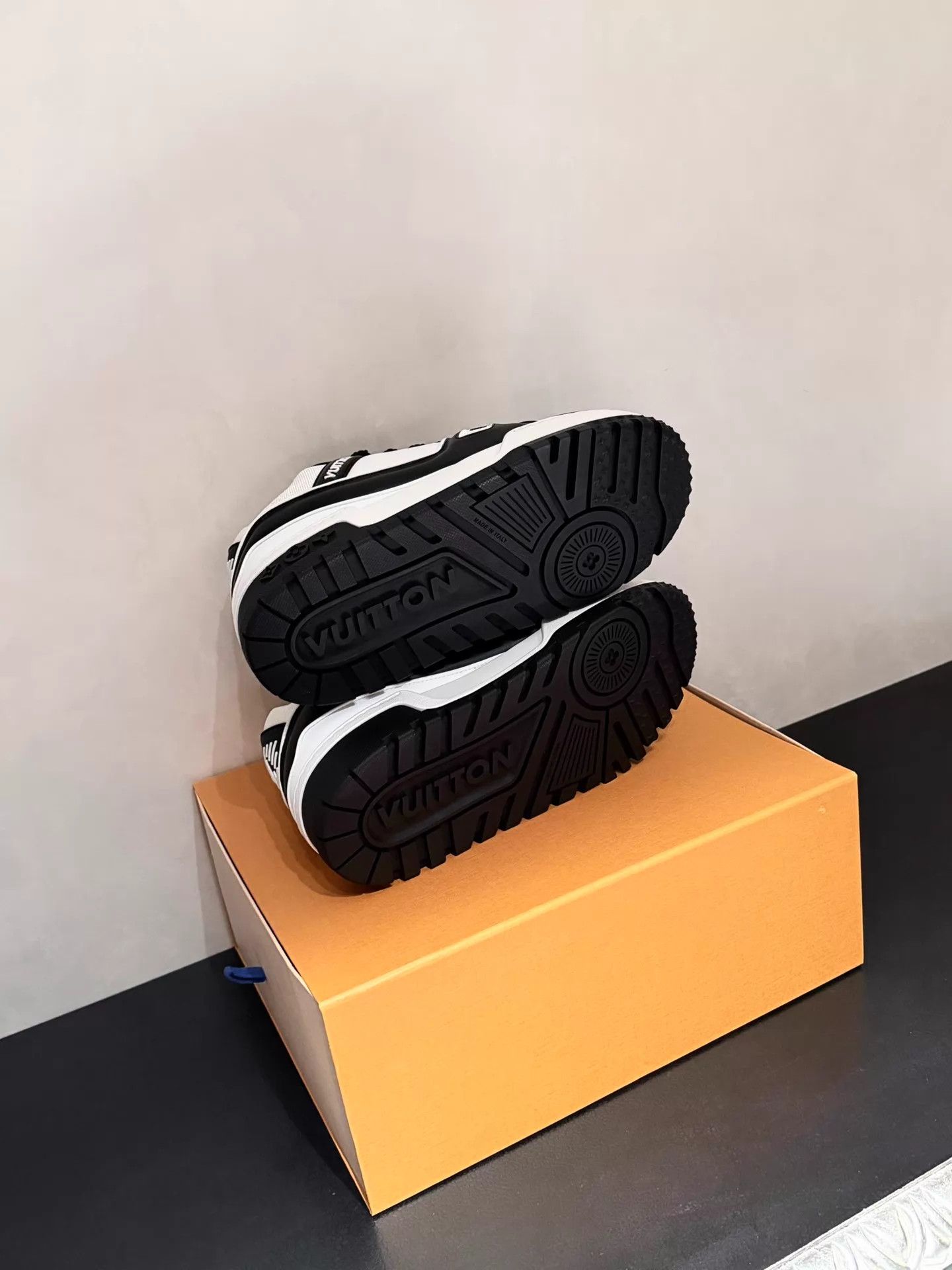 Louis Vuitton Louis Vuitton Trainer Maxi Black & White 7.5 (41.5) Size US 8.5 / EU 41-42 - 3 Thumbnail