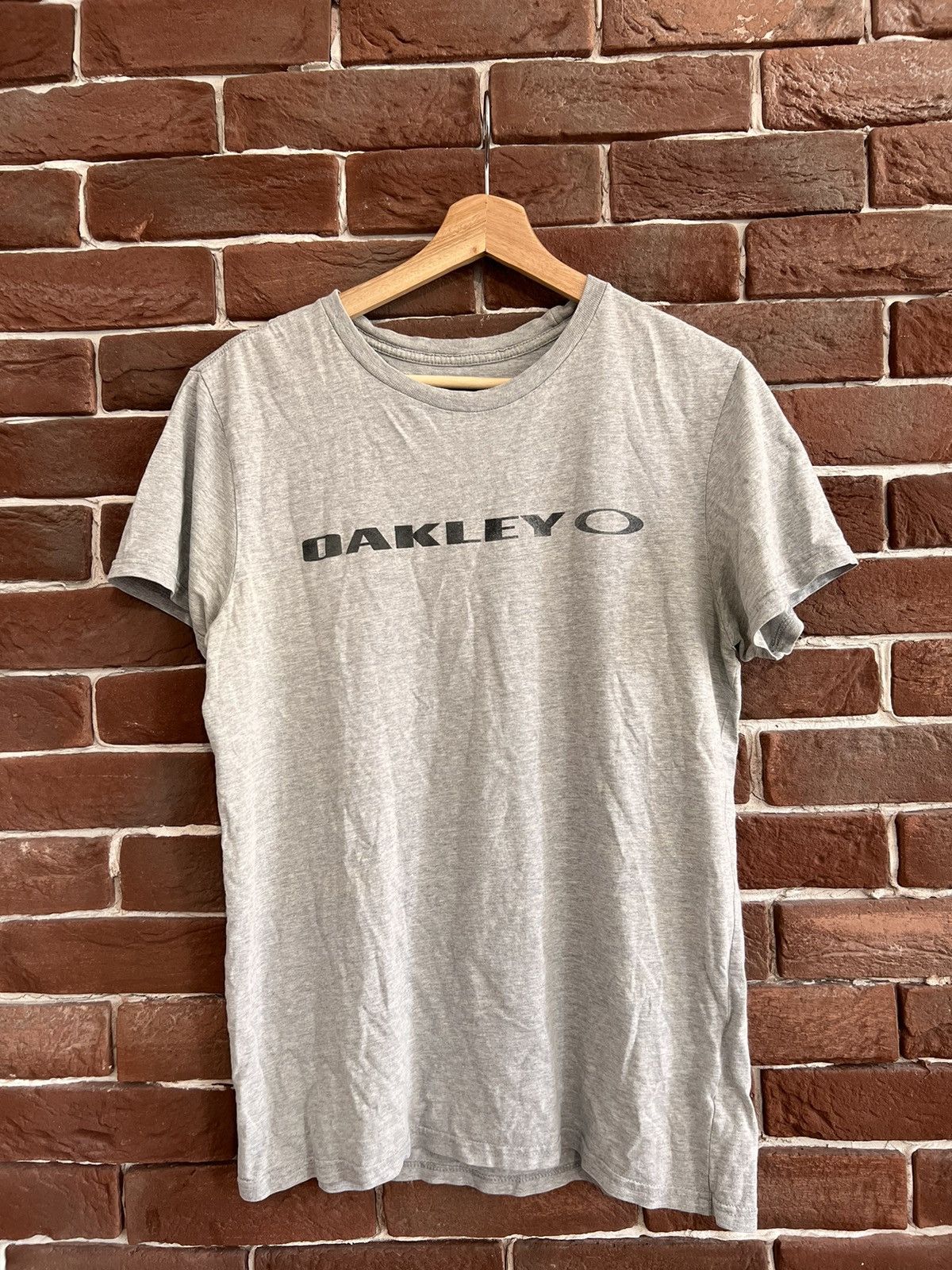 Oakley Oakley Vintage Y2k Tshirt Classic Logo Hype Streetwear Mediu Size US M / EU 48-50 / 2 - 1 Thumbnail