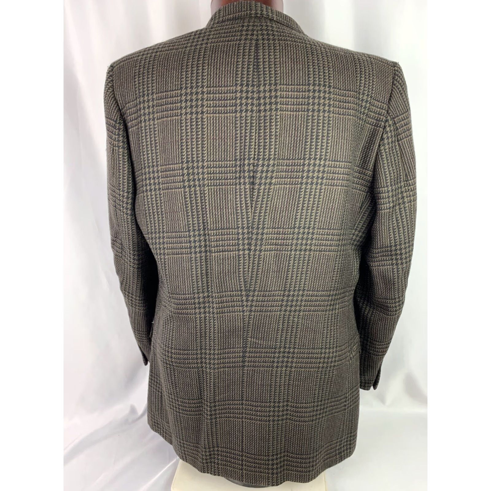 Bloomingdale's VINTAGE Bloomingdale's 42L Brown Plaid Wool Sports Coat 2 button Men’s Jacket Wool Sports Bloomingdale's Brown Plaid 42L 2 button Mens 90s style Size US XS / EU 42 / 0 - 7 Thumbnail