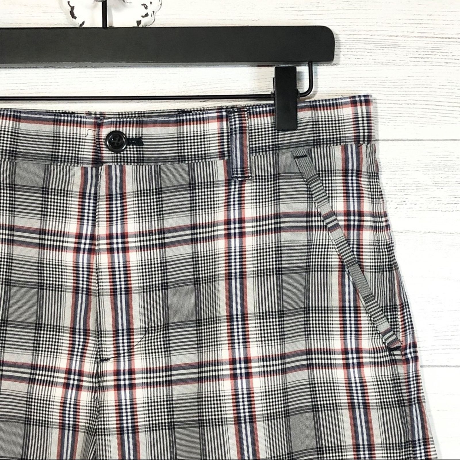 Izod IZOD navy, white, and red plaid flat front Golf shorts Size US 30 / EU 46 - 4 Thumbnail