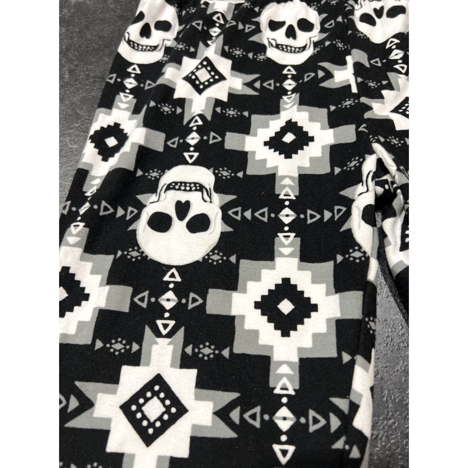 Vintage No Boundaries Juniors Leggings Small Black Skull Print Capri High Waist Cotton Blend Size 28" / US 6 / IT 42 - 4 Thumbnail