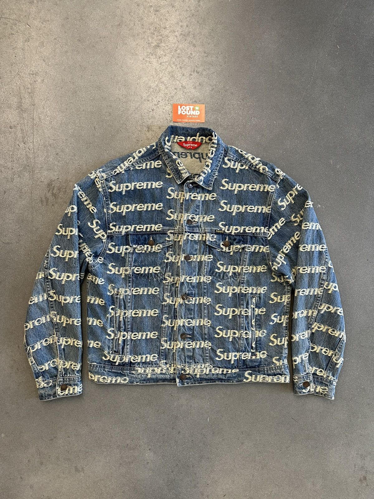 Supreme Frayed Logos Denim Trucker Jacke