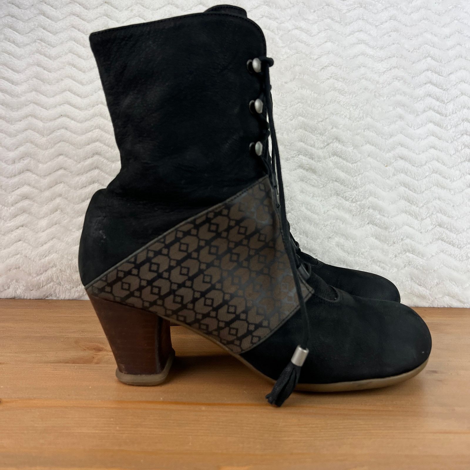 John Fluevog JOHN FLUEVOG OPERETTAS MARIETTA 7 SUEDE LEATHER BOOTS Discon Size US 7 / IT 37 - 2 Thumbnail