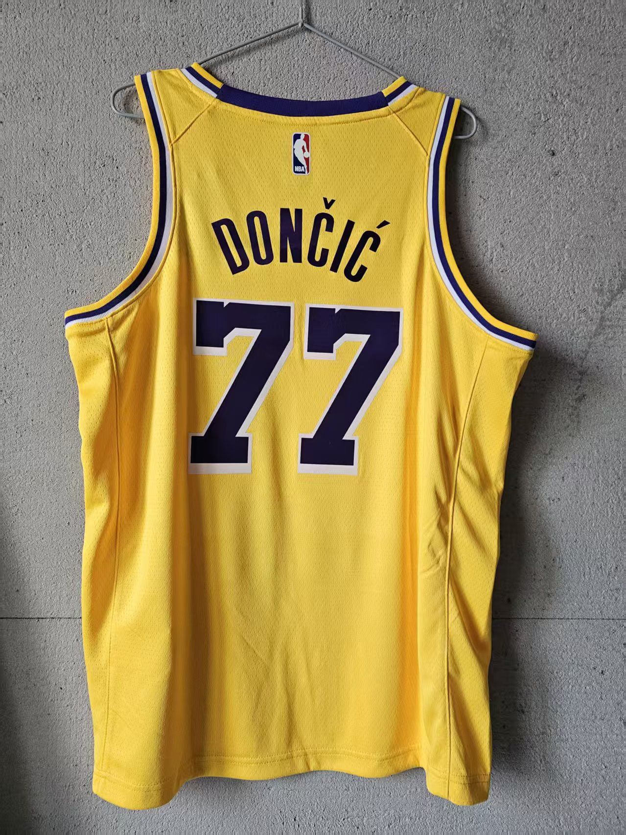 NBA Los Angeles Lakers 77 Luka Dončić Jersey Size US S / EU 44-46 / 1 - 2 Thumbnail