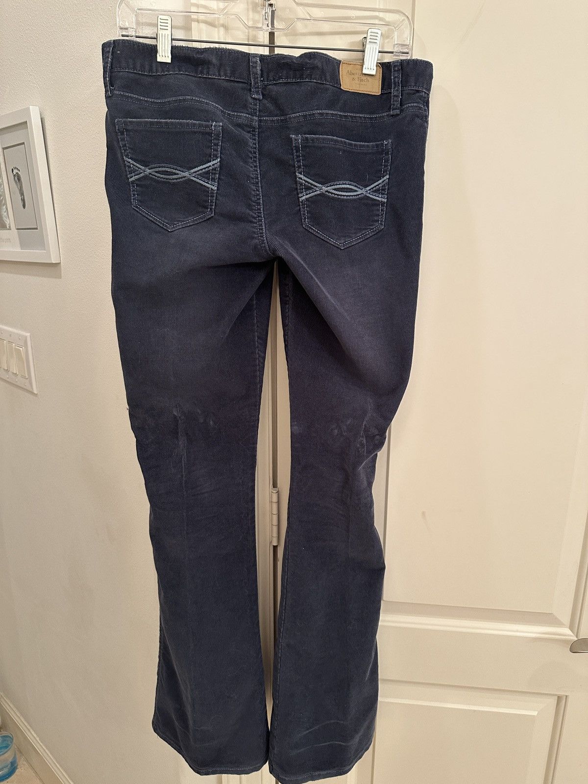 Abercrombie & Fitch Women’s Abercrombie & Fitch navy blue corduroy pants. Size 4 Size 27" / US 4 / IT 40 - 7 Thumbnail